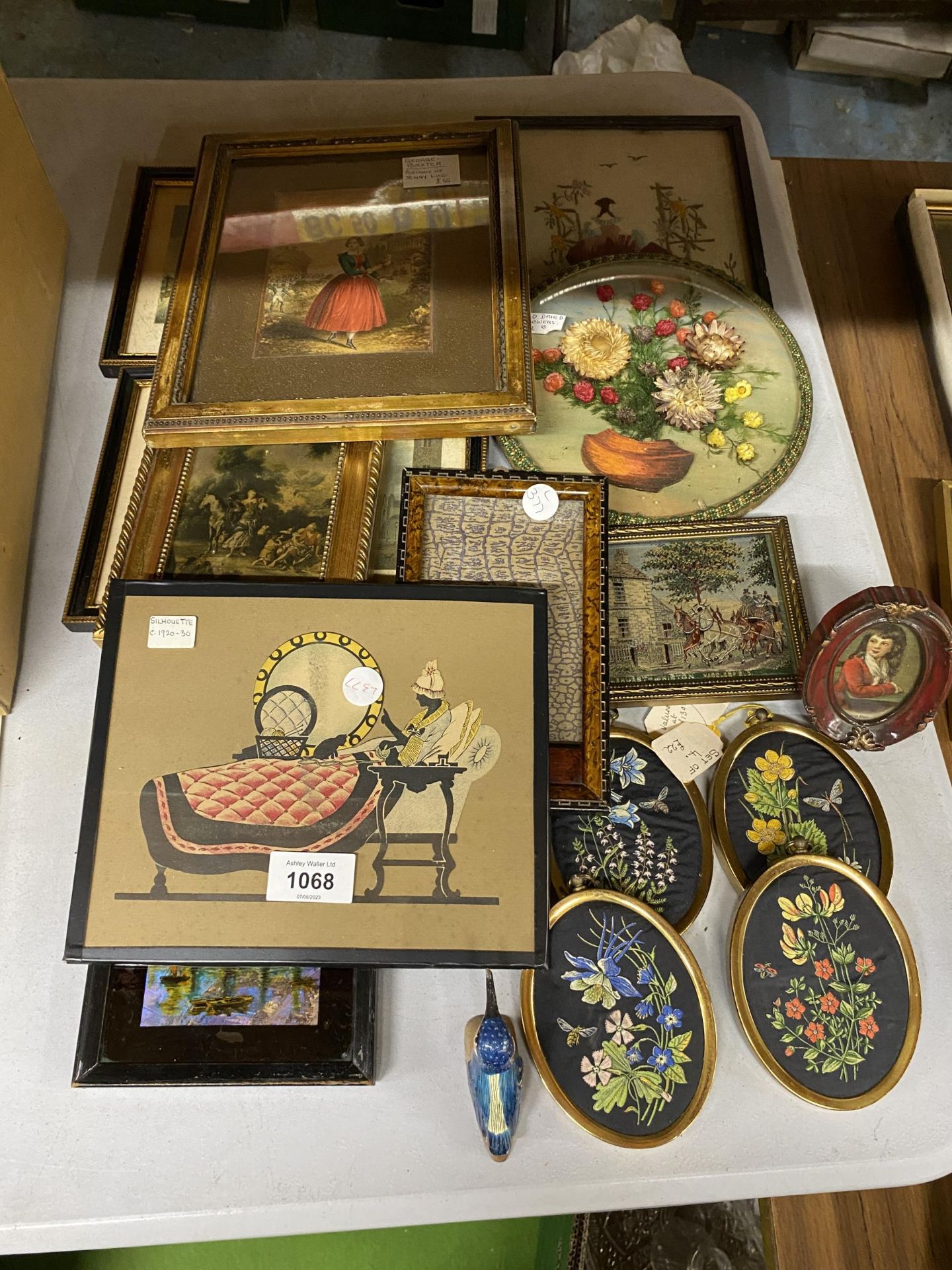 A COLLECTION OF FRAMED FLORAL PRINTS AND ENGRAVINGS