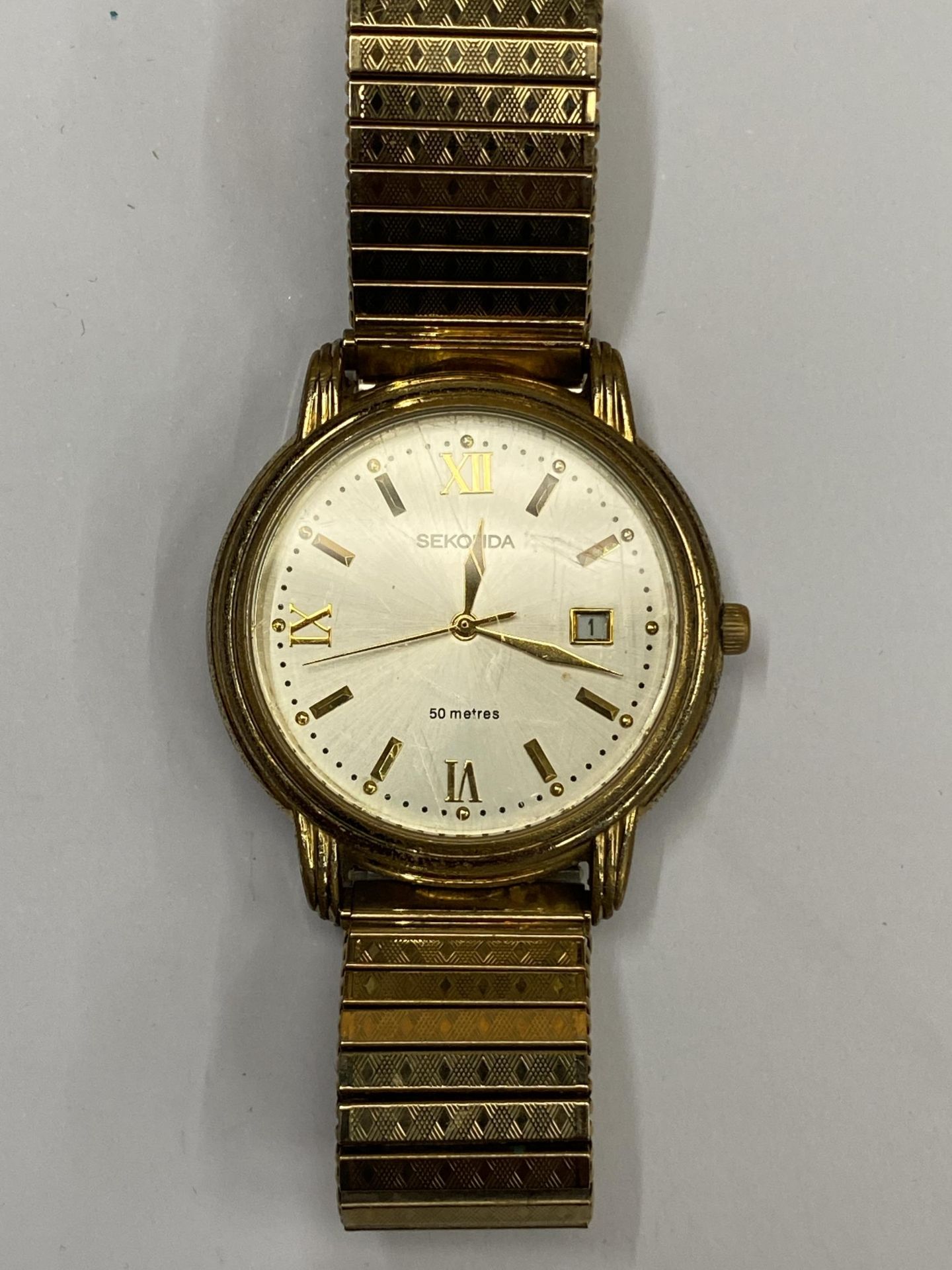 A VINTAGE SEKONDA DATE WATCH, WORKING AT TIME OF CATALOGUING BUT NO WARRANTY GIVEN