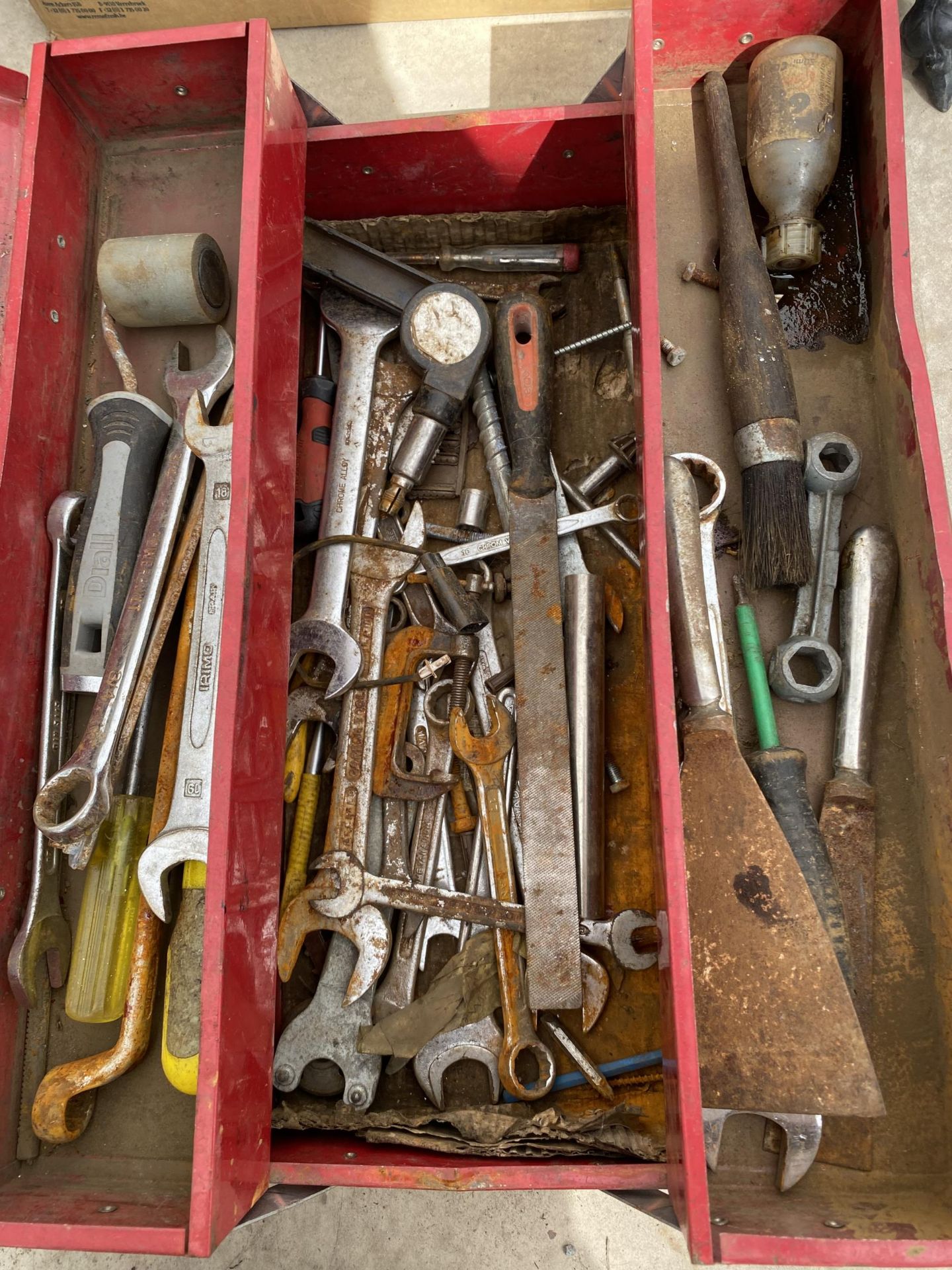 A METAL TOOL BOX WITH AN ASSORTMENT OF TOOLS TO INCLUDE SPANNERS ETC - Image 2 of 2