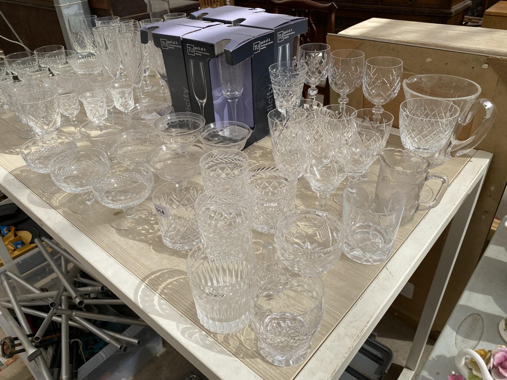 A LARGE QUANTITY OF ASSORTED GLASS WARE TO INCLUDE CHAMPAGNE FLUTES, WHISKET TUMBLERS AND WINE - Image 2 of 8
