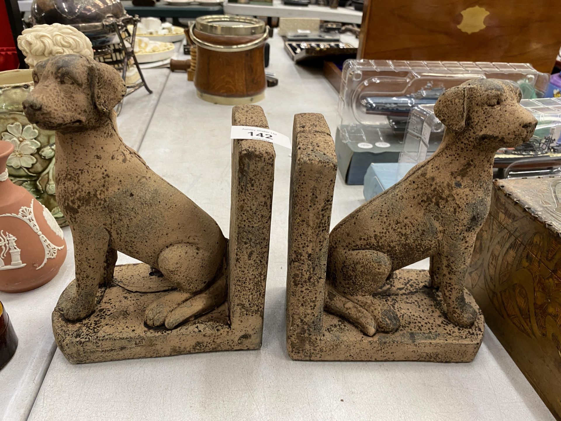 A PAIR OF STONE BOOK-ENDS IN THE SHAPE OF A DOG HEIGHT 21CM
