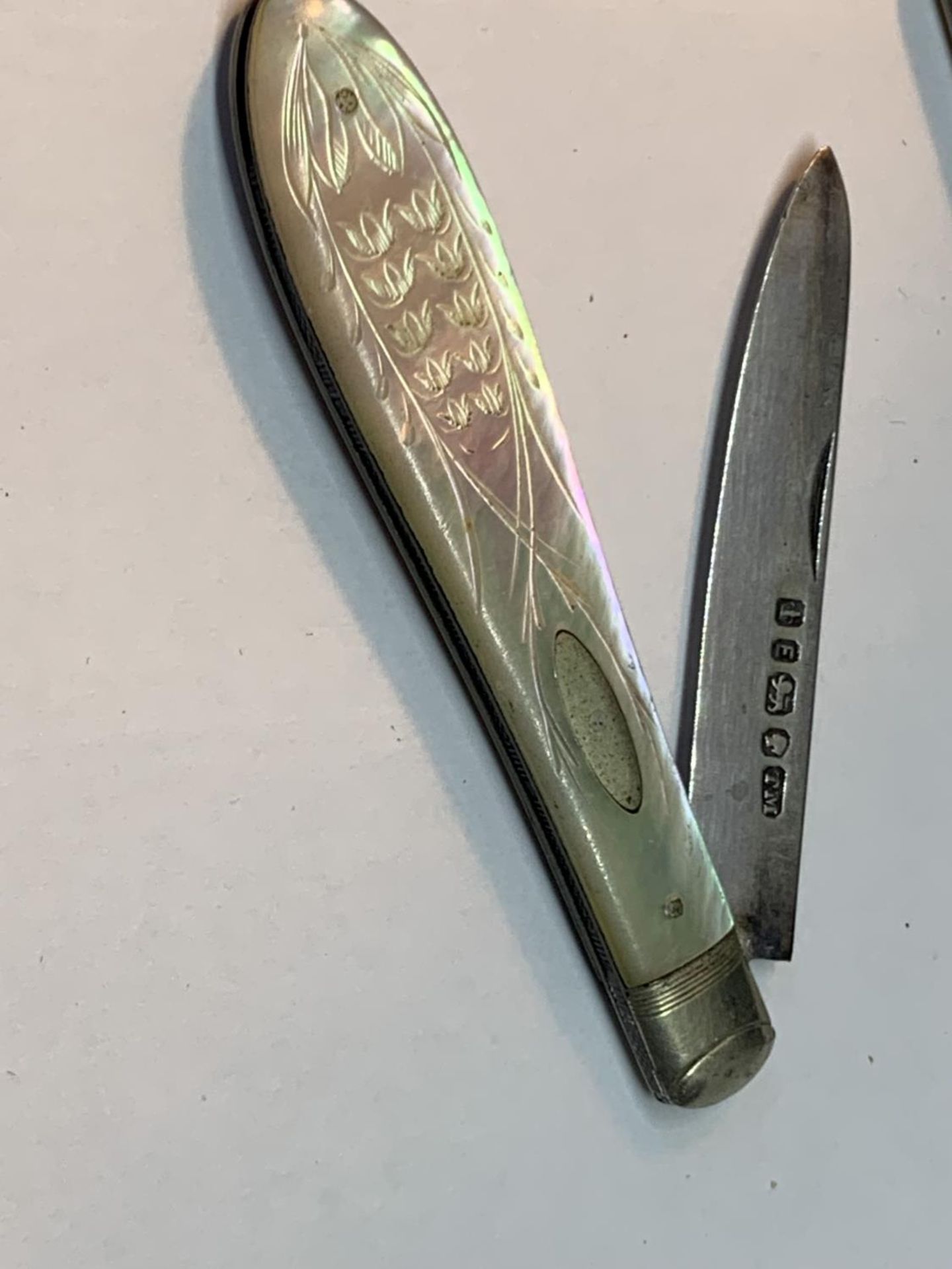 TWO MOTHER OF PEARL AND HALLMARKED SHEFFIELD SILVER FRUIT KNIVES - Image 3 of 4