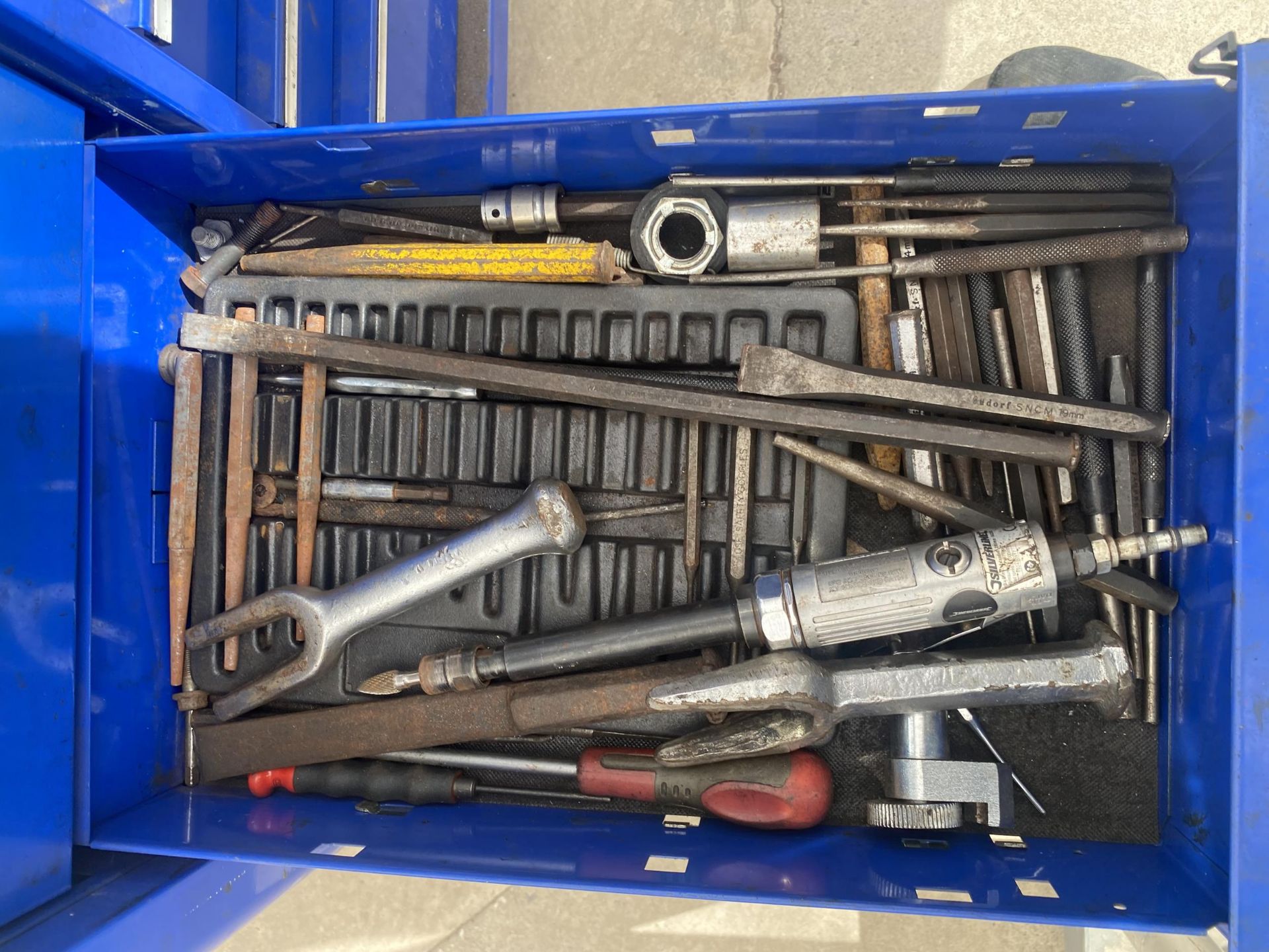 A LARGE TWENTY DRAWER FOUR WHEELED METAL SNAPON MECHANICS CHEST, FULL OF SNAP ON TOOLS TO INCLUDE - Image 22 of 27