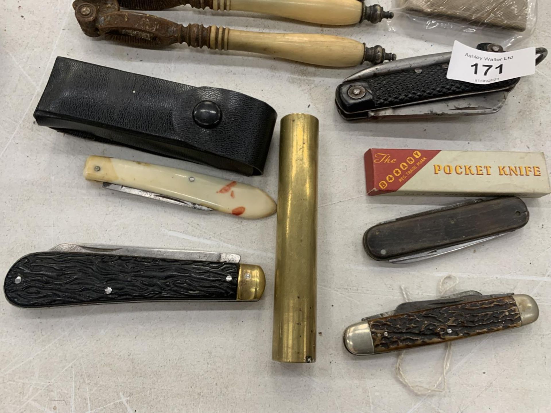 A COLLECTION OF VINTAGE POCKET KNIVES AND NUT CRACKERS - Image 2 of 3