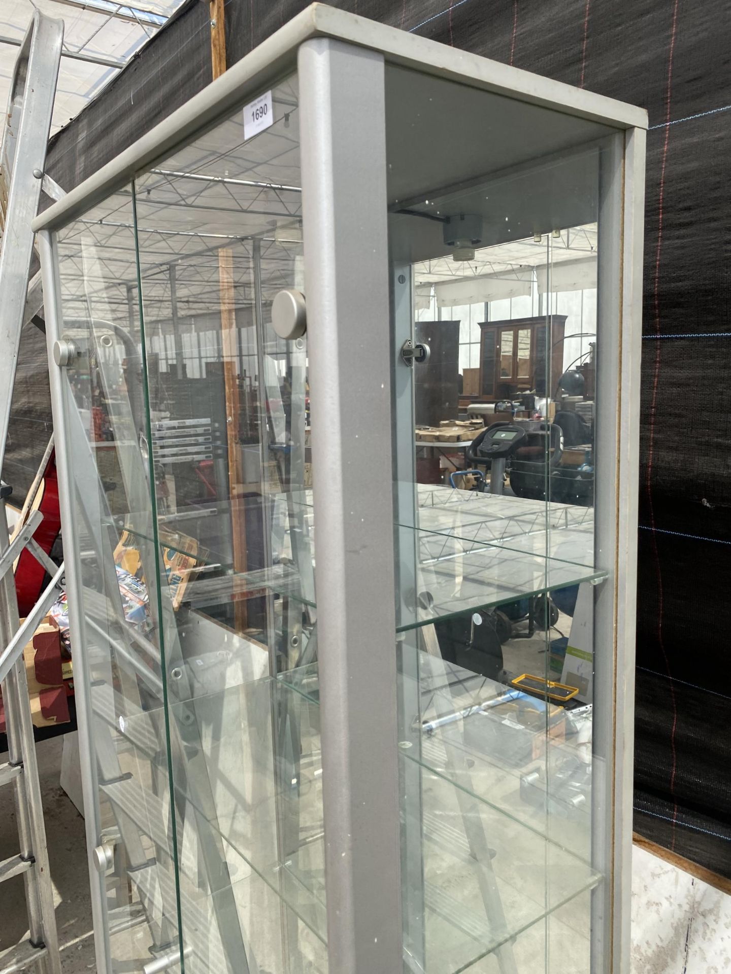 A GLASS SHOP DISPLAY UNIT WITH INTERNAL GLASS SHELVES - Bild 2 aus 3