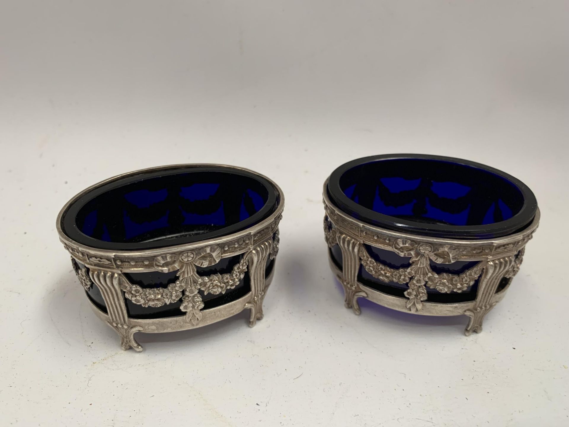 A PAIR OF .925 STAMPED SILVER OPEN SALTS WITH BLUE GLASS LINERS - Image 2 of 4