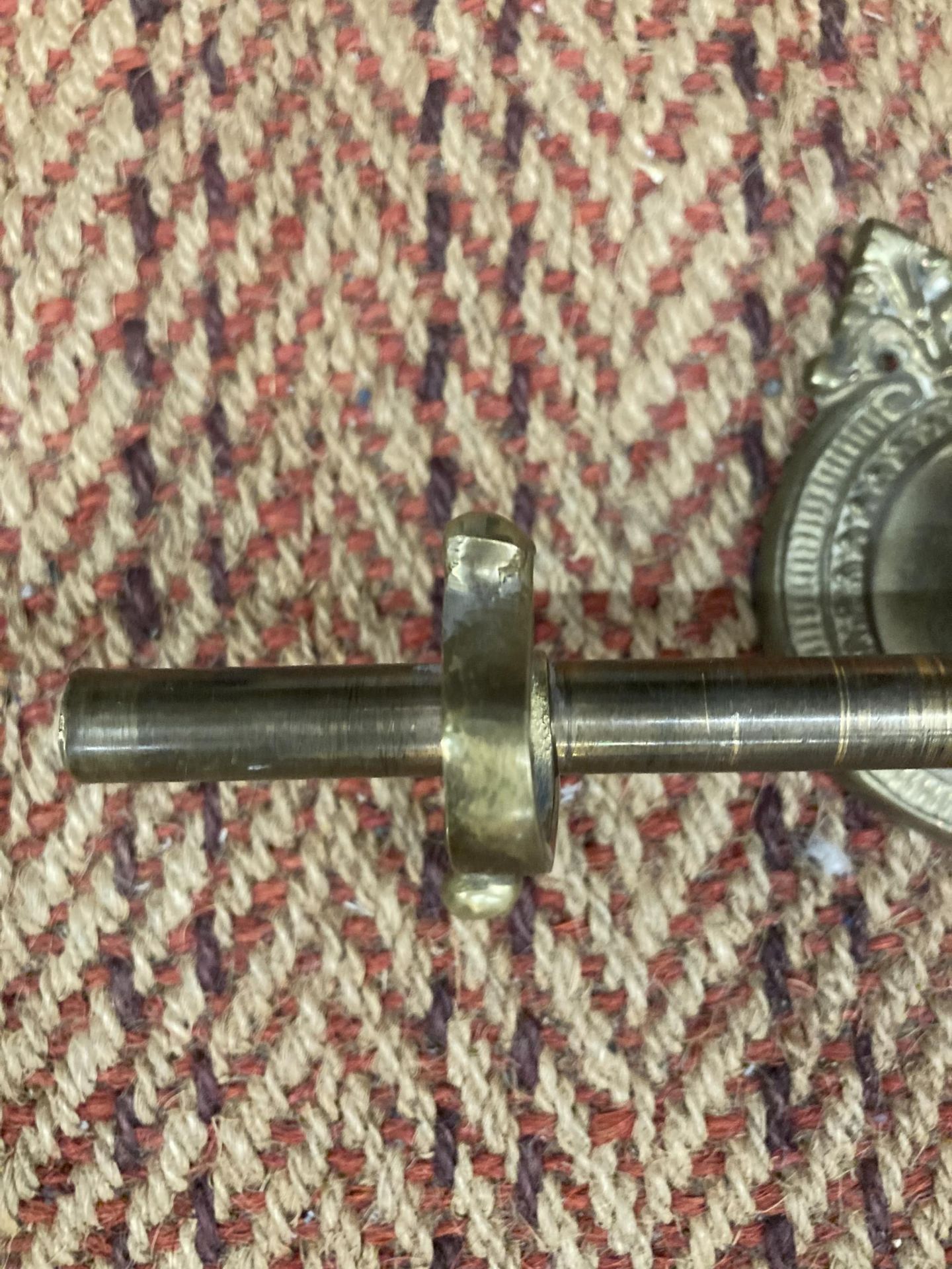 A VINTAGE BRASS CURTAIN POLE WITH HORSE HEAD BRACKETS - Image 5 of 5