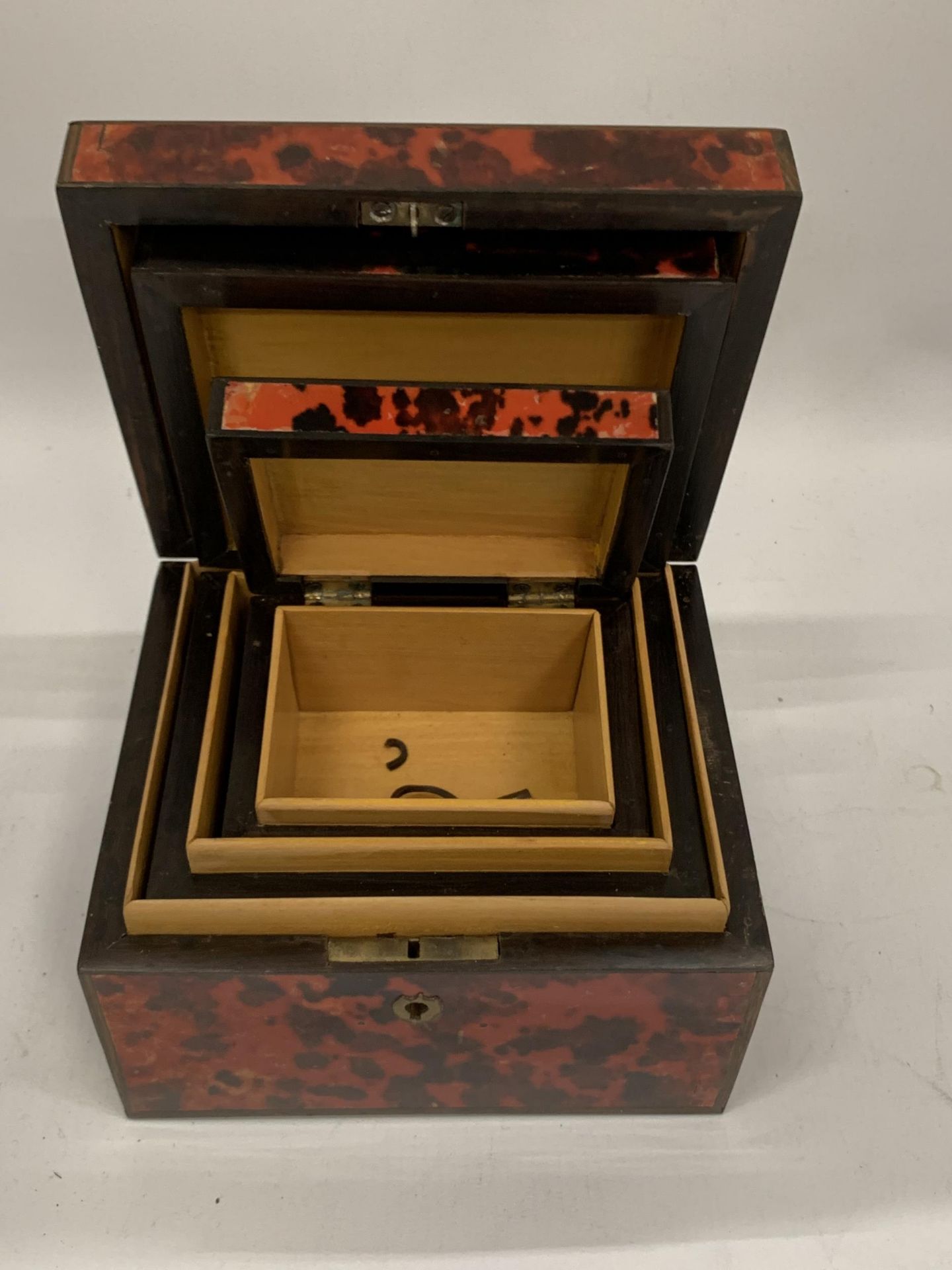 A SET OF THREE GRADUATED TORTOISESHELL EFFECT JEWELLERY BOXES - Image 3 of 3