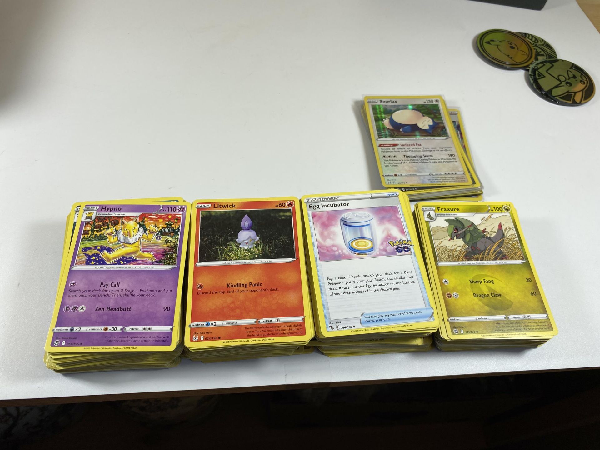 A POKEMON TRAINER BOX OF 350+ POKEMON CARDS, RARES, HOLOS, COUNTERS ETC - Image 5 of 5