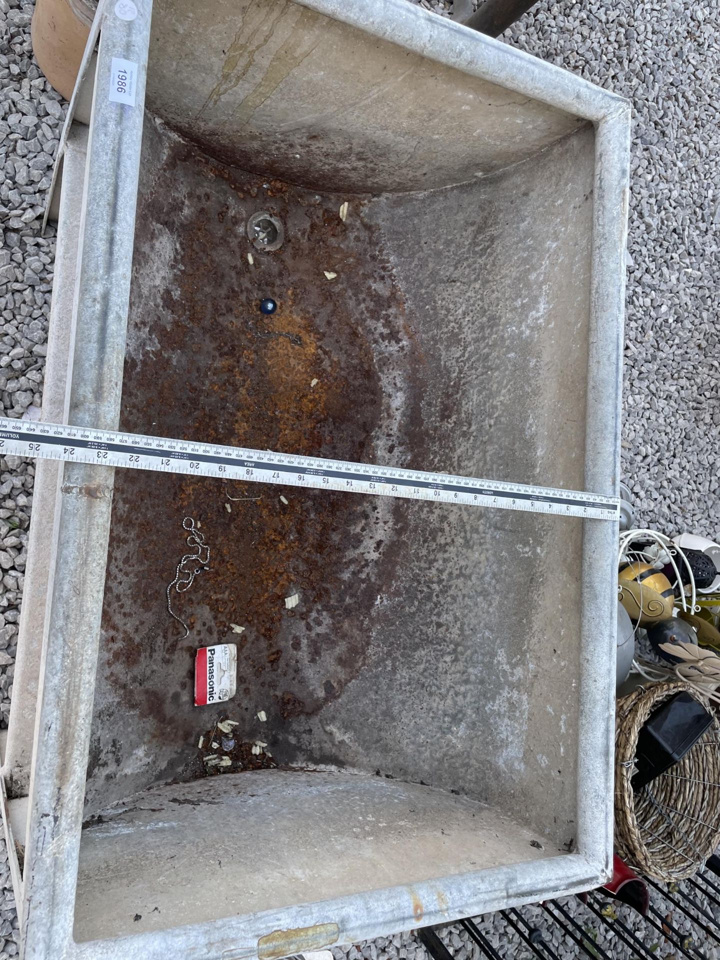 A LARGE GALVANISED WASH TROUGH ON STAND - Image 3 of 4