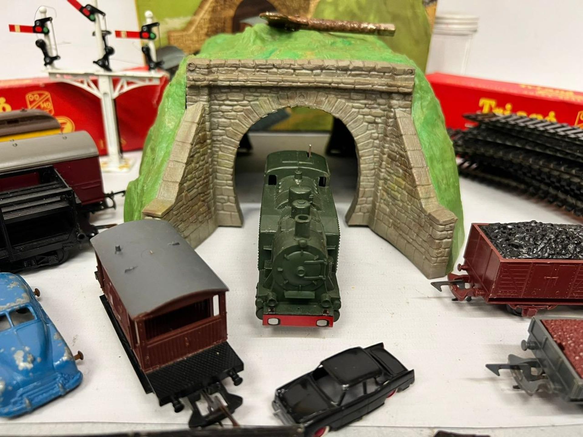 VARIOUS OO GAUGE MODEL RAILWAY ITEMS - A LOCO, CARRIAGES, BOXED TUNNEL, TRACK AND ACCESSORIES - Image 2 of 4