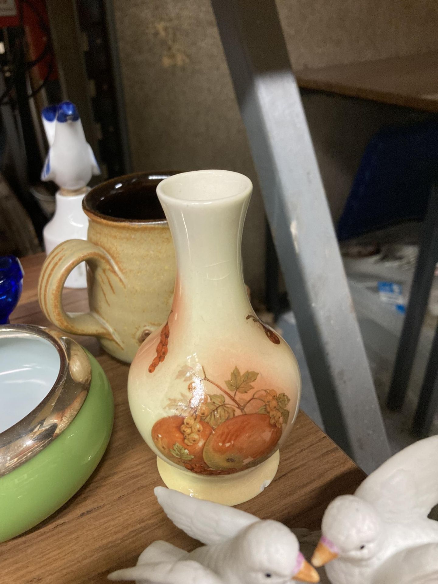 A LARGE MIXED LOT TO INCLUDE CERAMICS, GLASSWARE, ETC - Image 4 of 5