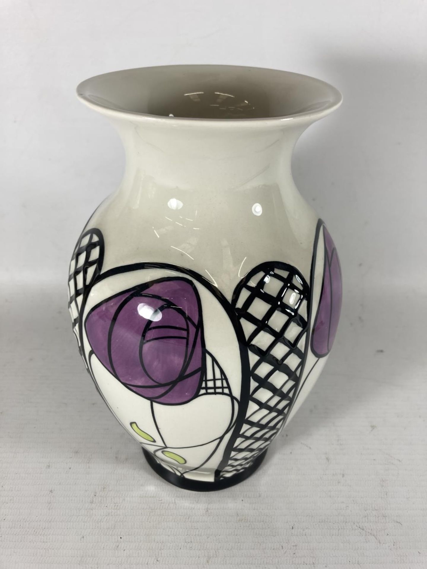 A HANDPAINTED AND SIGNED LORNA BAILEY VASE CHARLES RENNIE MACKINTOSH PATTERN HEIGHT 20CM - Image 2 of 4