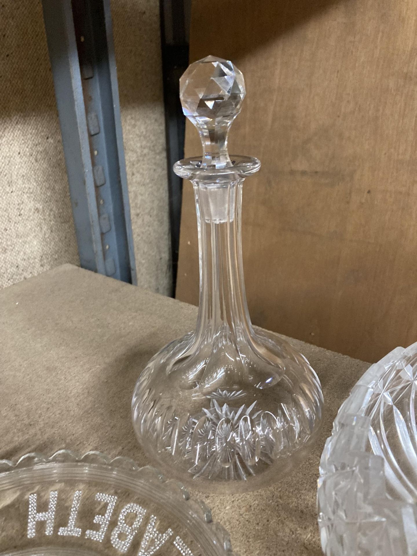 A QUANTITY OF GLASSWARE TO INCLUDE BOWLS, A DECANTER, CARNIVAL GLASS, ETC - Image 3 of 5