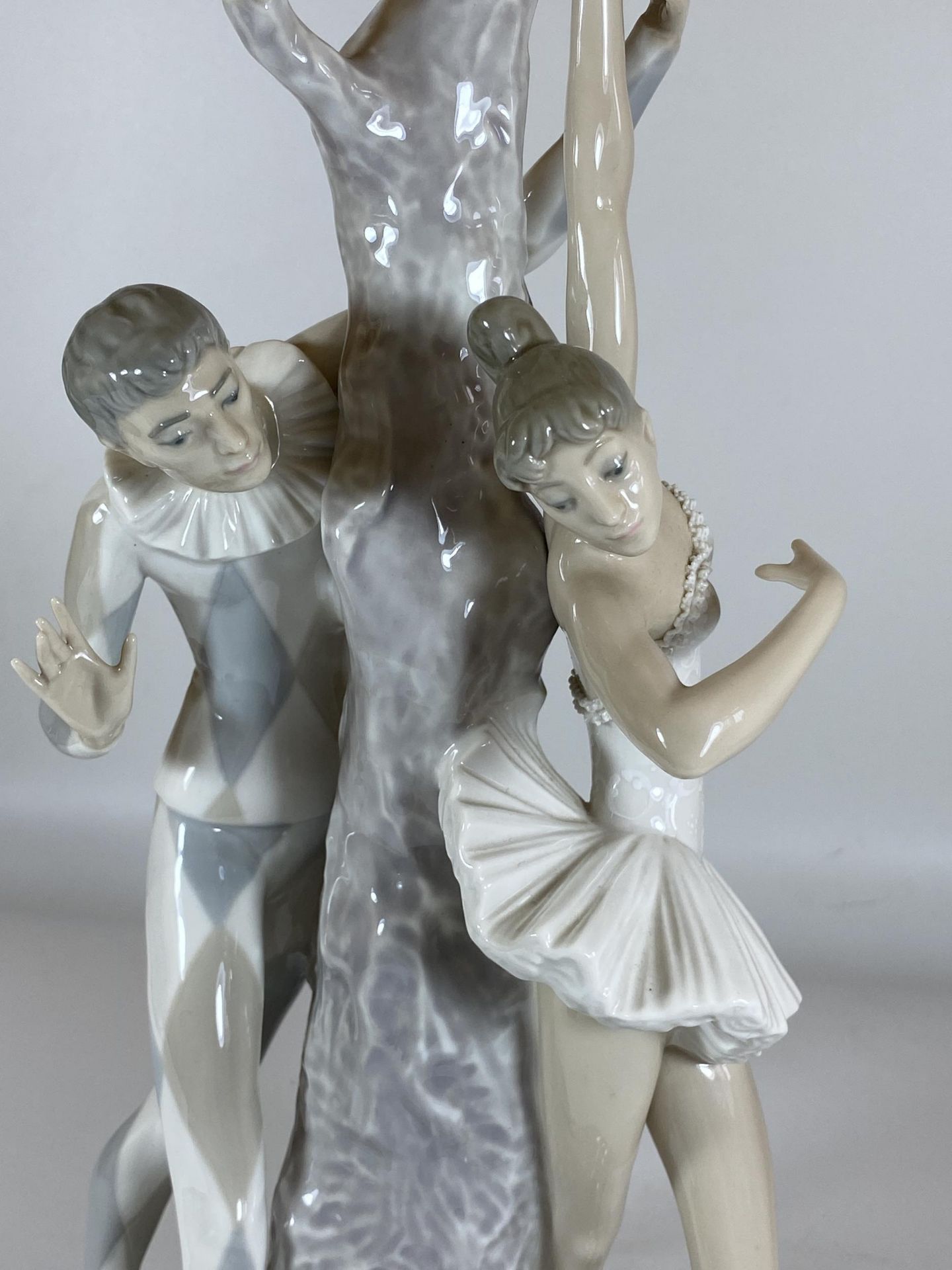 A LARGE LLADRO HARLEQUIN & BALLERINA TREE TABLE LAMP, HEIGHT INCLUDING FITTING 44CM - Bild 2 aus 4