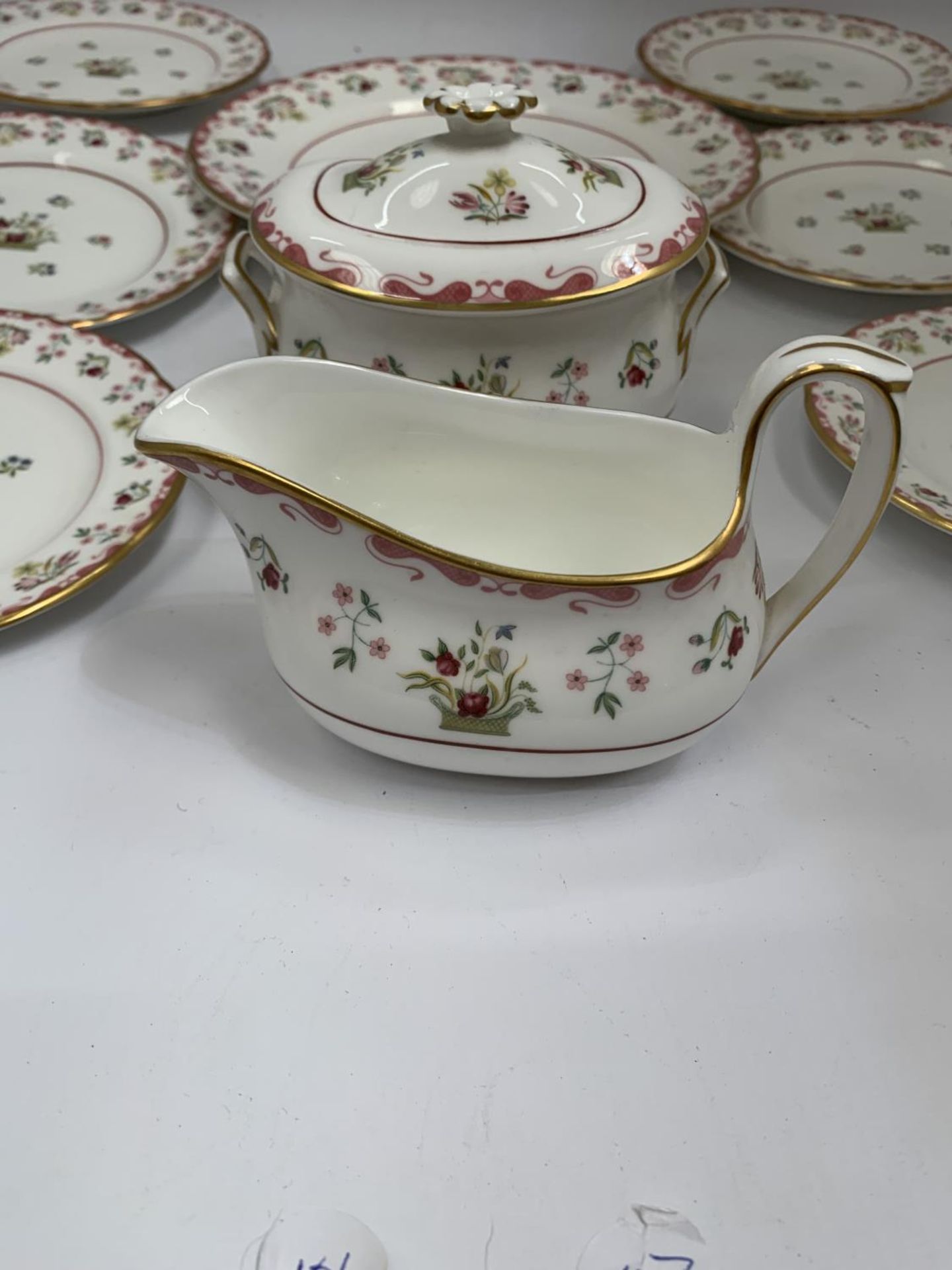 A QUANTITY OF WEDGWOOD 'BIANCA' TO INCLUDE A CAKE PLATE, SIDE PLATES, CREAM JUG AND SUGAR BOWL - Bild 2 aus 6