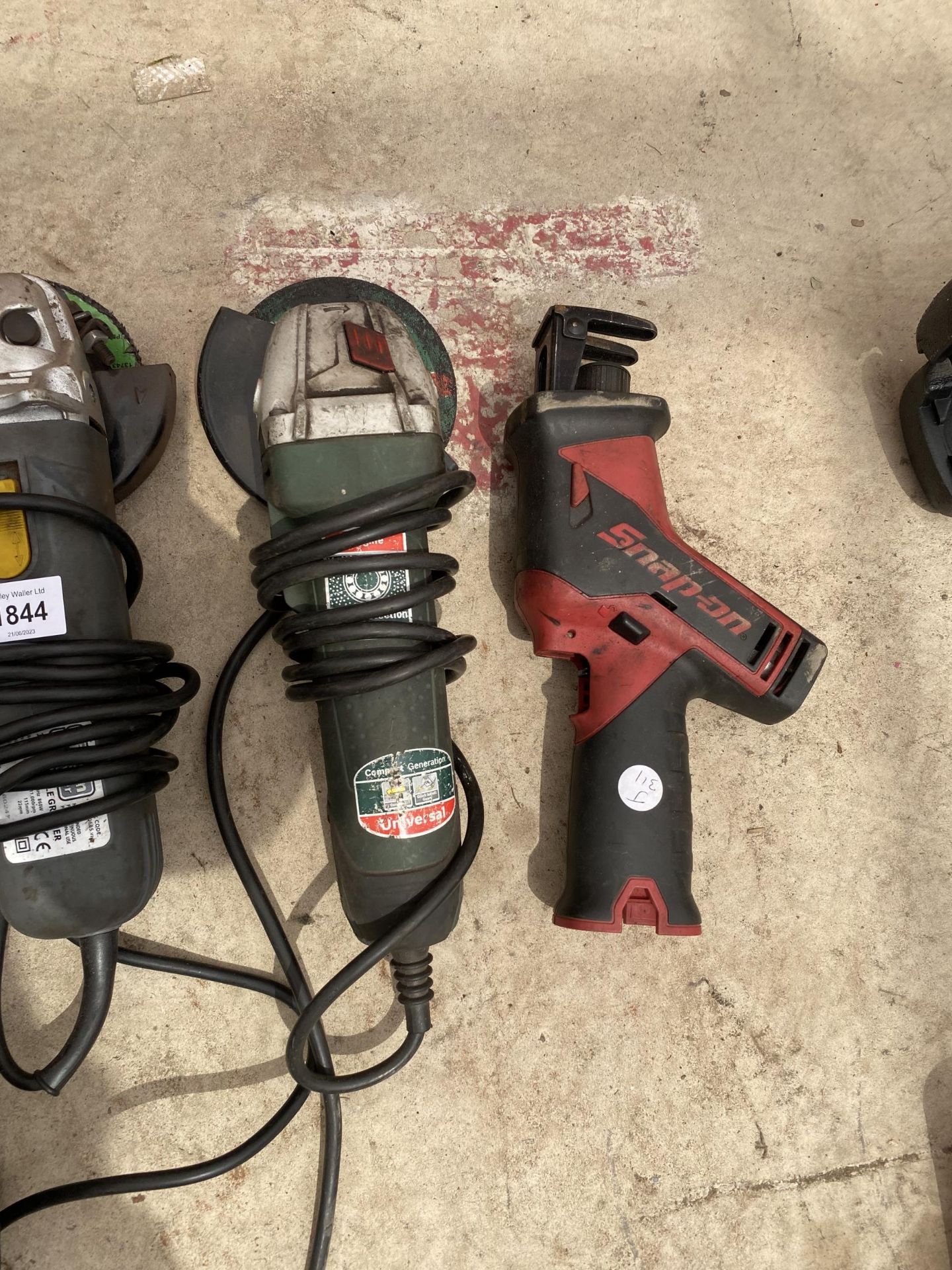 AN ASSORTMENT OF POWER TOOLS TO INCLUDE A COMPRESSOR IMPACT WRENCH AND FIVE GRINDERS ETC - Bild 2 aus 2