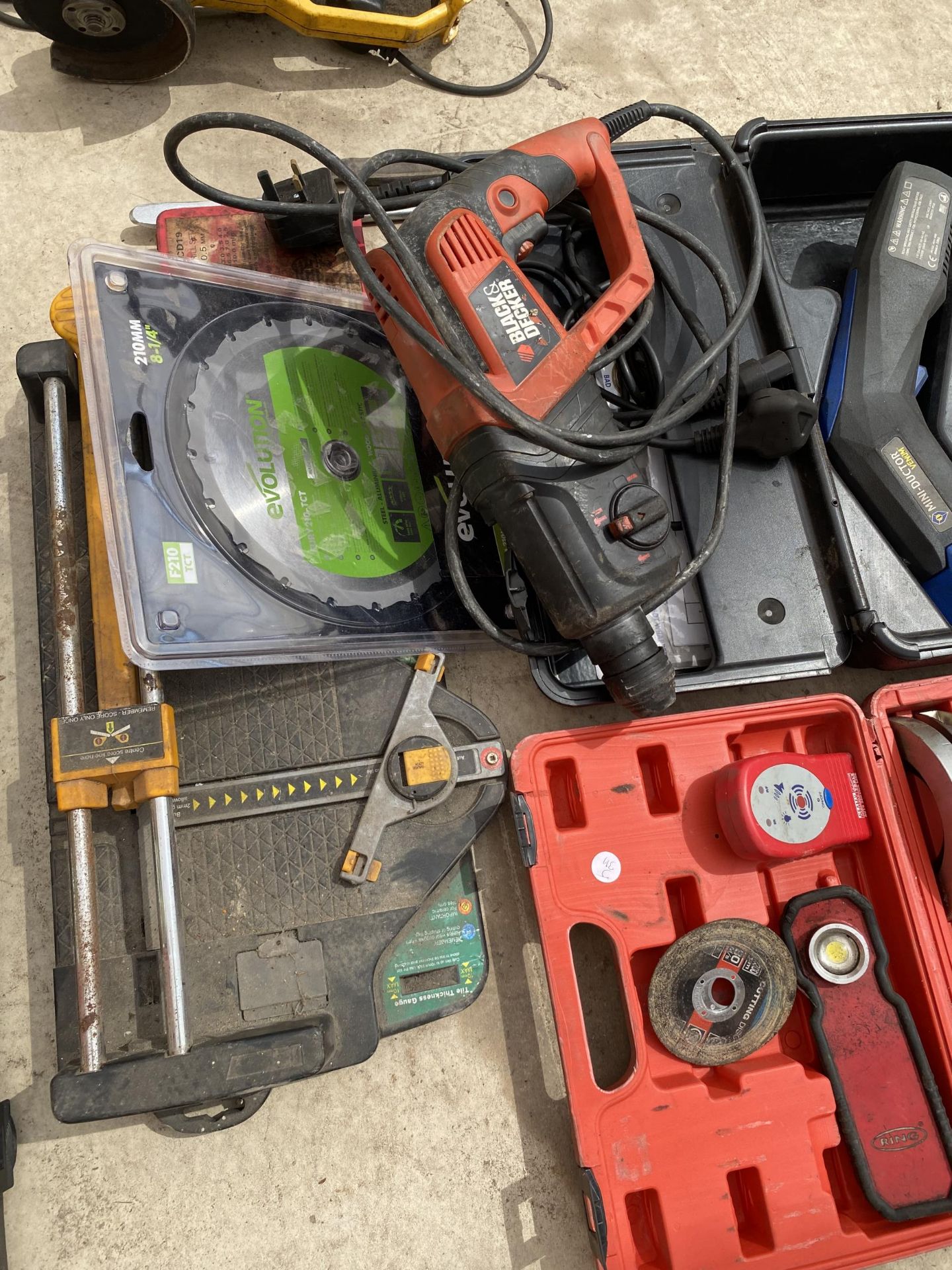 AN ASSORTMENT OF TOOLS TO INCLUDE A WHEEL BEARING TOOL KIT AND AN ELECTRIC DRILL ETC - Image 3 of 5