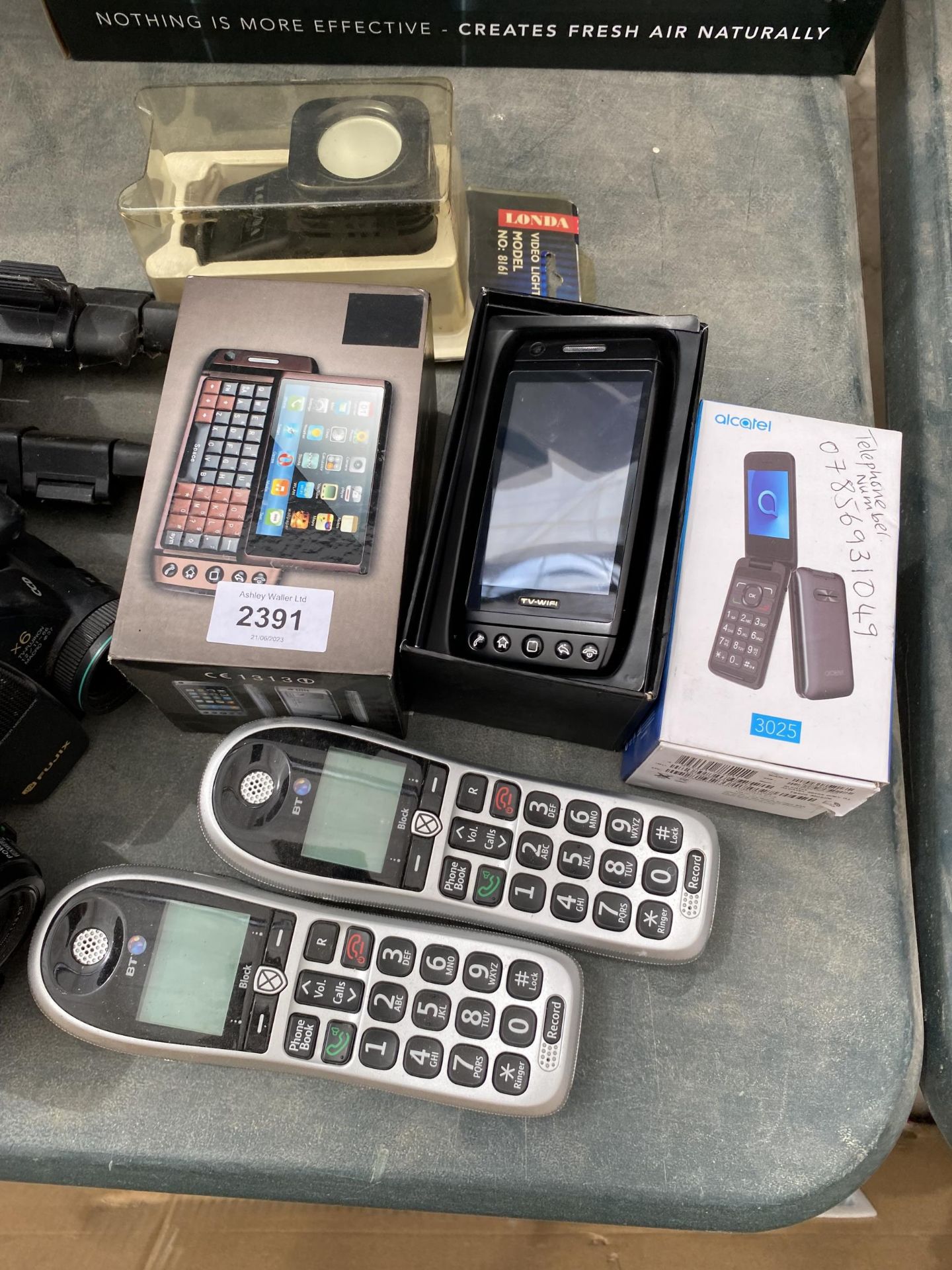 AN ASSORTMENT OF ITEMS TO INCLUDE MOBILE PHONES AND CAMERAS ETC - Bild 2 aus 3