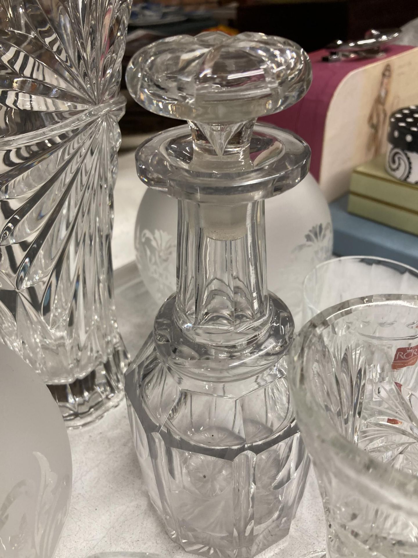 A PAIR OF VINTAGE OIL LAMP SHADES, A HEAVY CUT GLASS SHADE, DECANTER, GLASSES, ETC - Image 3 of 4