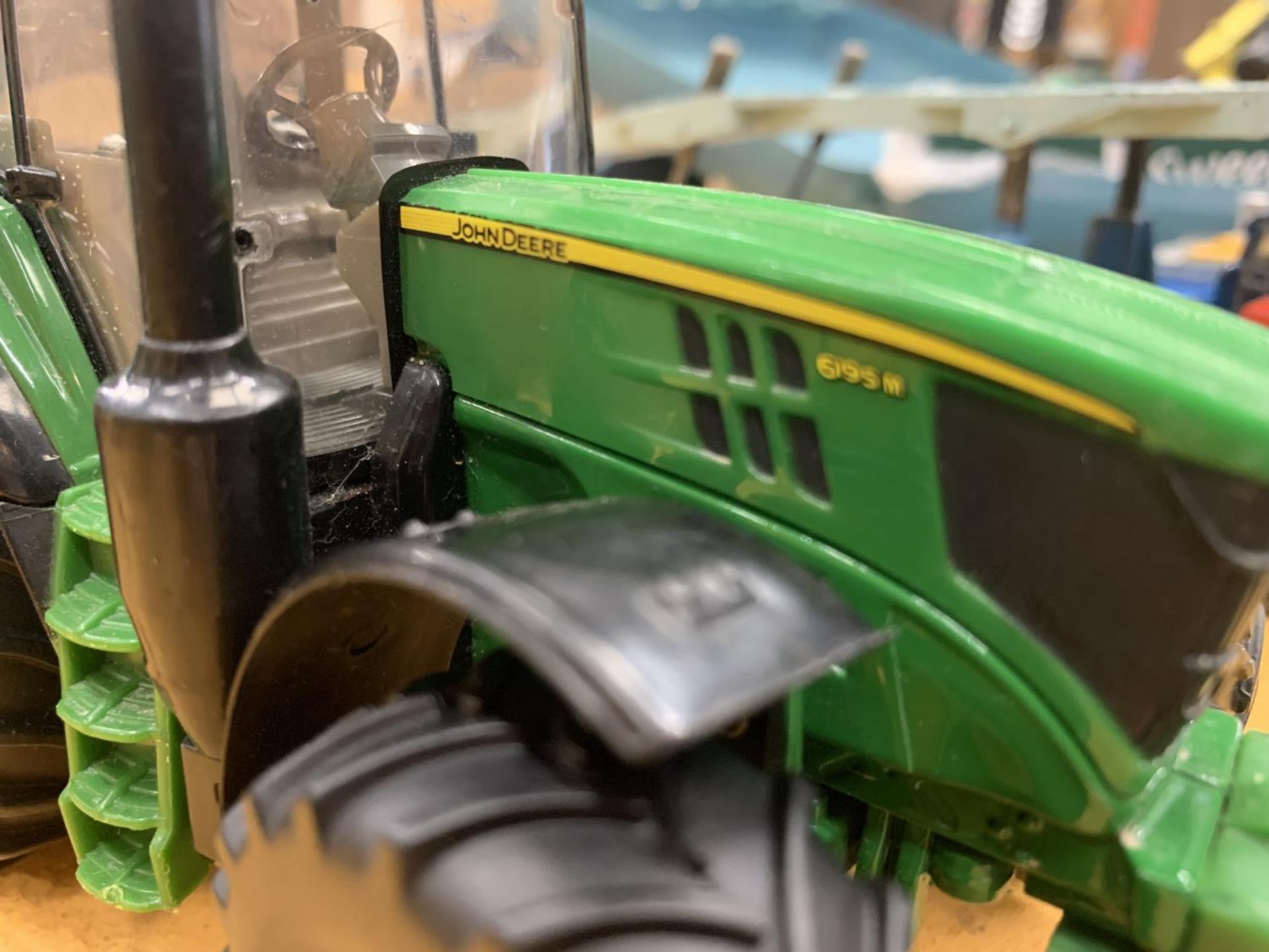 AN ERTL BRITAINS JOHN DEERE TRACTOR 8191 WITH A KEENAN SYSTEM MUCK SPREADER - Bild 4 aus 4