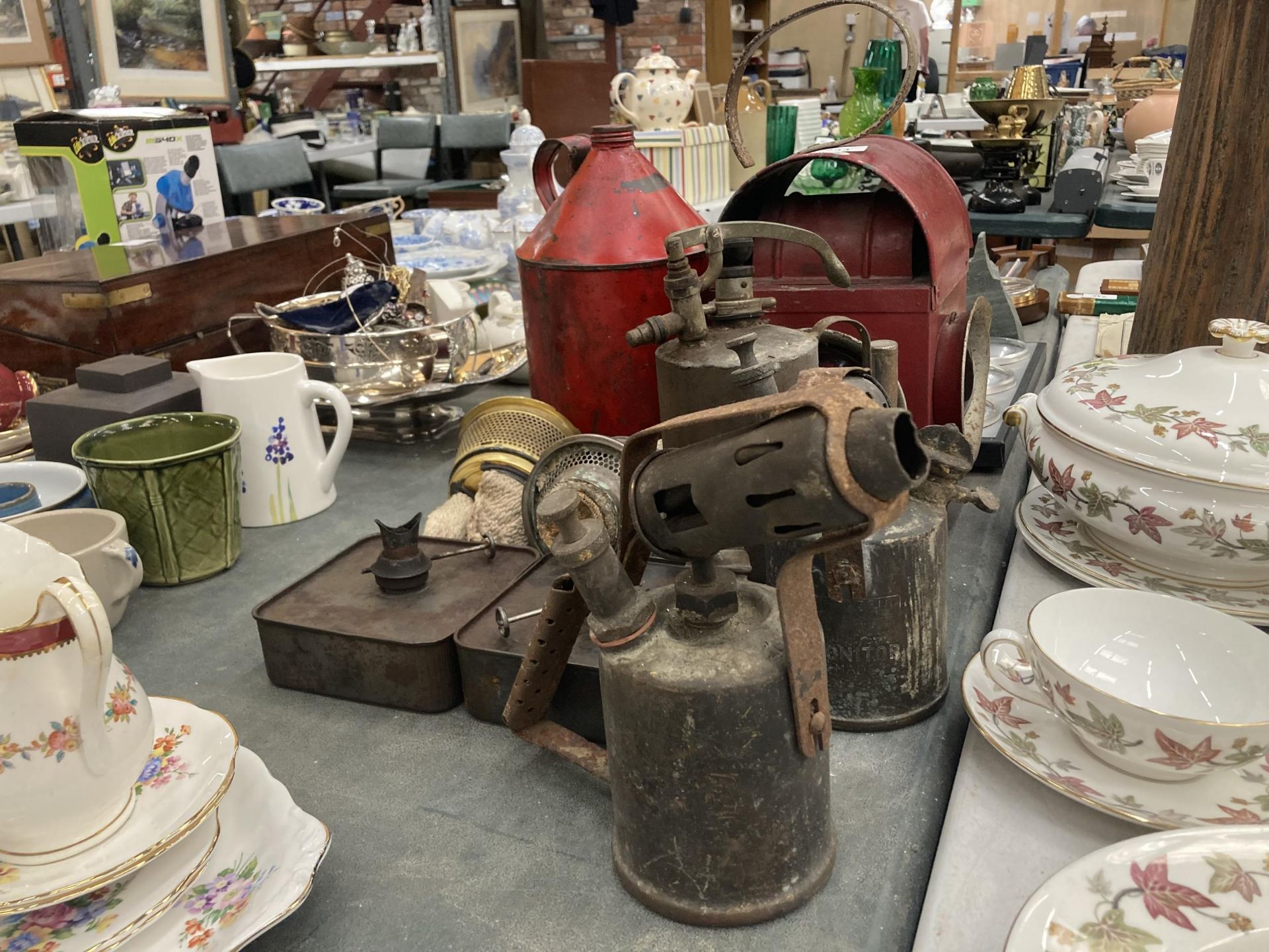 A MIXED LOT OF VINTAGE METAL ITEMS, GAS CAN, BLOW TORCHES, LANTERN ETC - Image 5 of 6