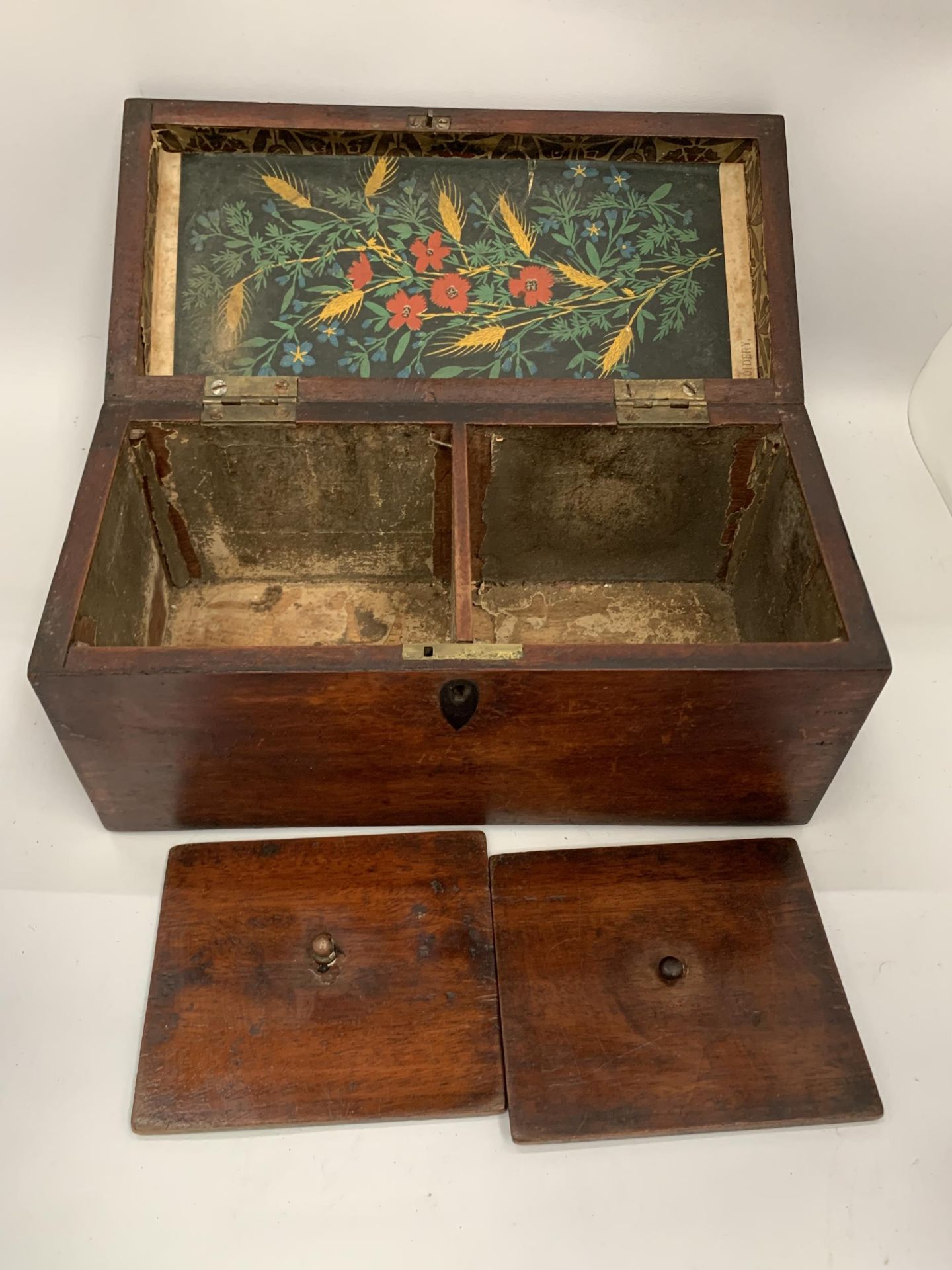 A VINTAGE MAHOGANY TEA CADDY WITH TWO INNER COMPARTMENTS - Image 2 of 3