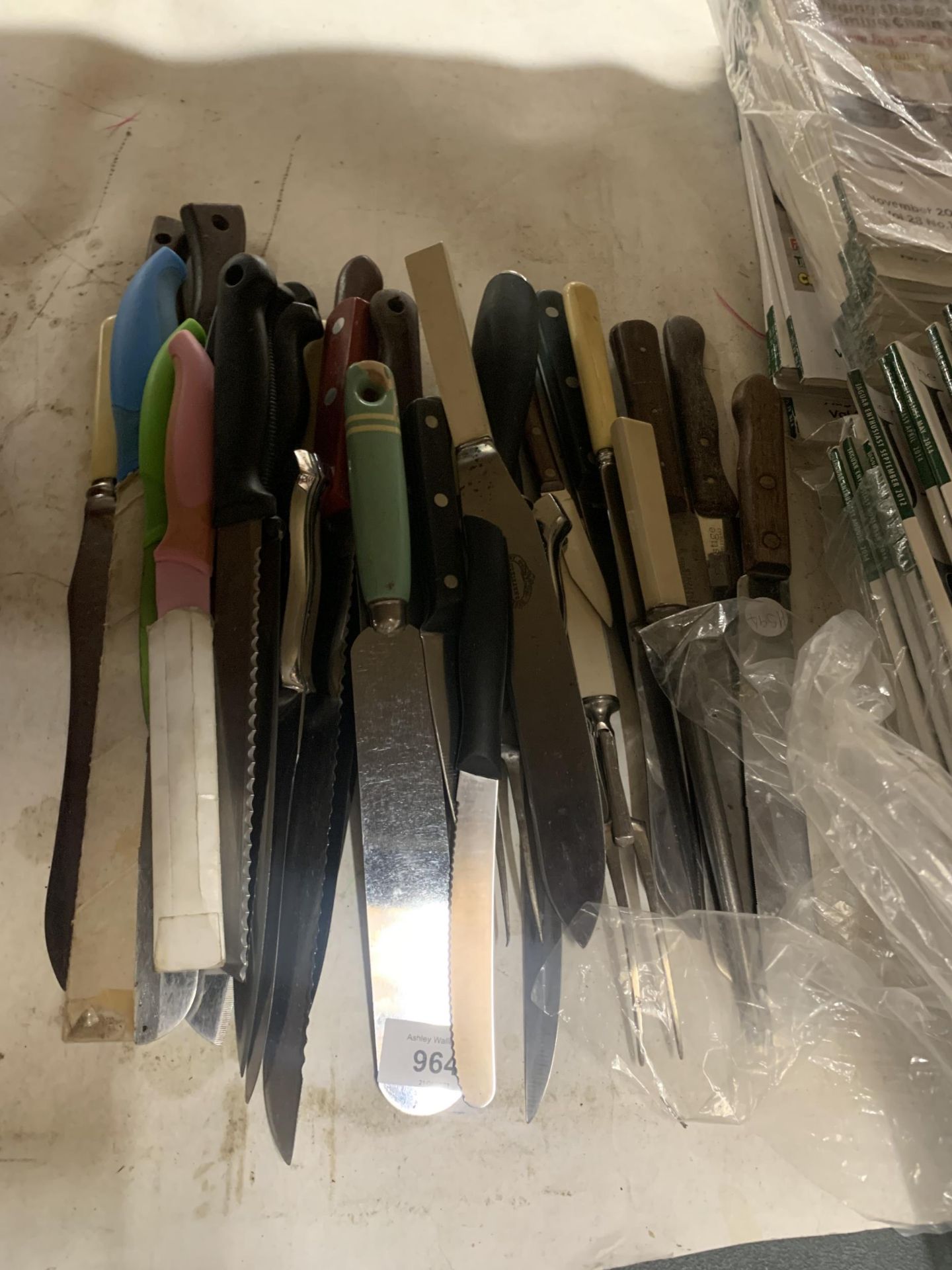 A QUANTITY OF CARVING KNIVES, BREAD KNIVES, SHARPENING STEELS, CARVING FORKS, ETC