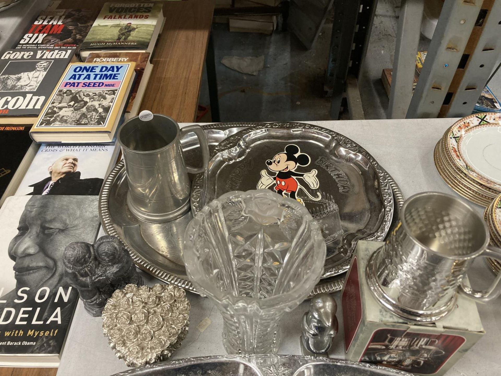 A MIXED LOT, SILVER PLATED TRAYS, PEWTER TANKARDS ETC - Bild 3 aus 4