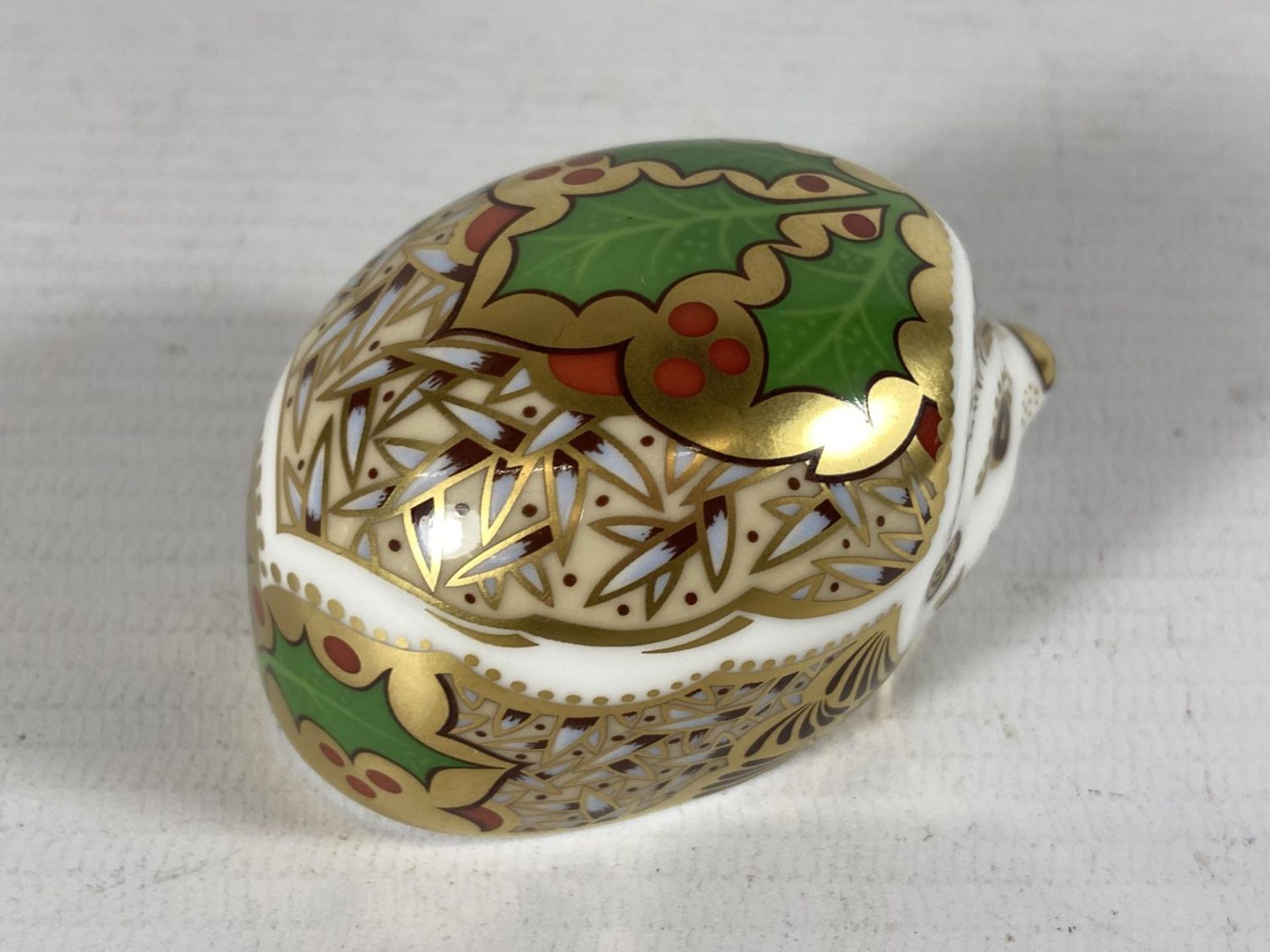 A ROYAL CROWN DERBY HEDGEHOG WITH GOLD STOPPER - Image 2 of 3