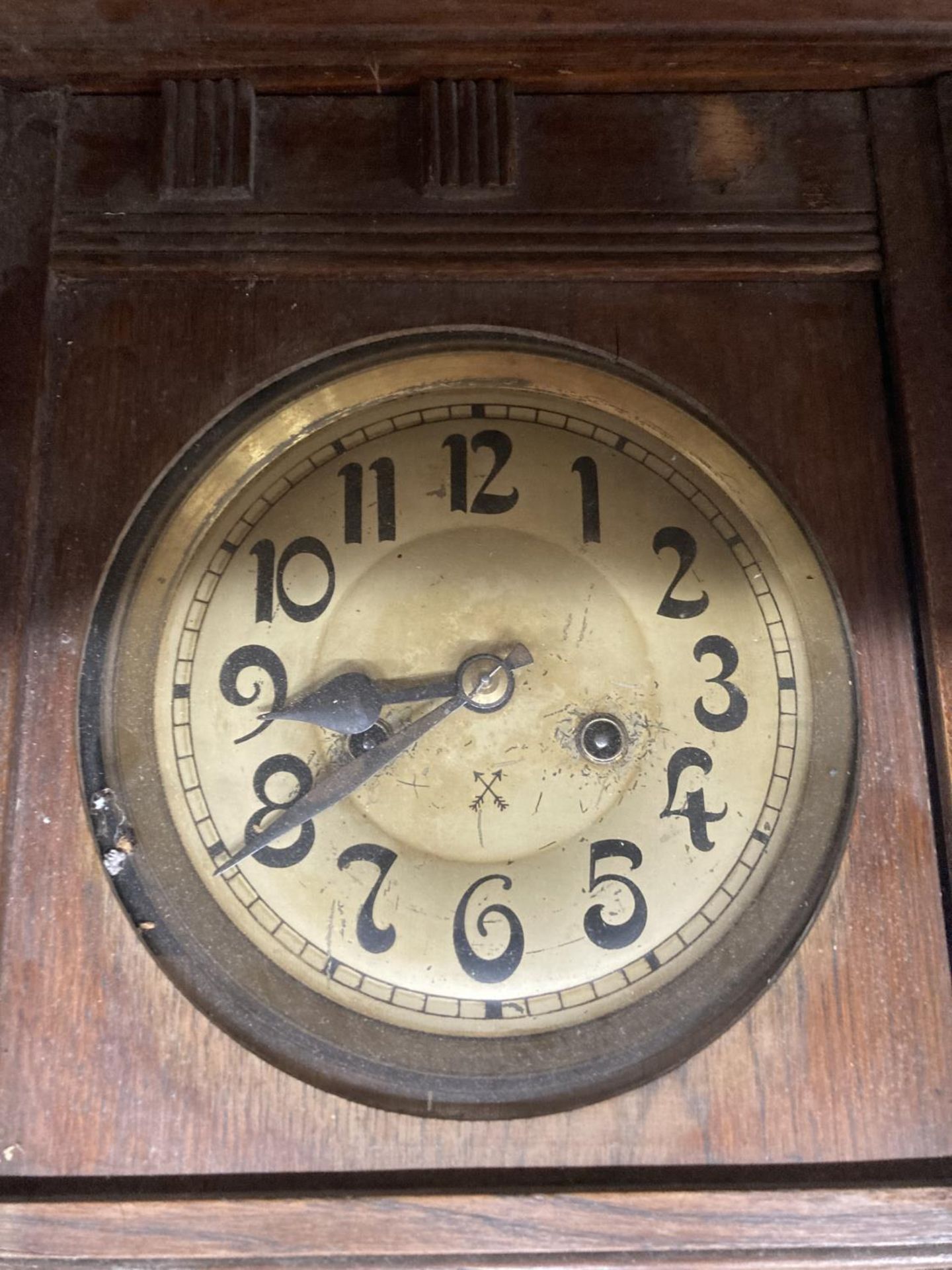 A VINTAGE MAHOGANY CASED WALL CLOCK WITH BEVELLED GLASS TO THE FRONT, COMPLETE WITH PENDULUM AND - Bild 2 aus 3