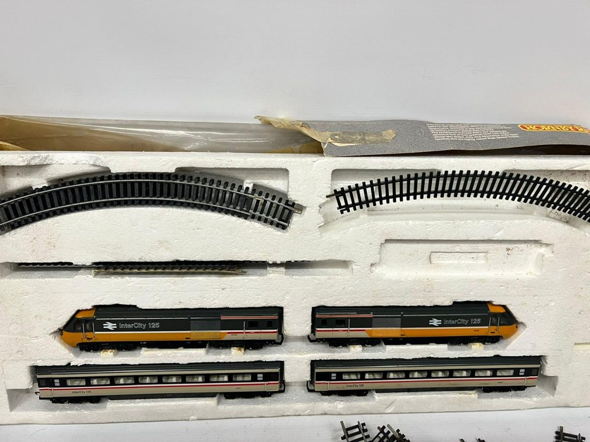 A HORNBY BOXED OO GAUGE HIGH SPEED TRAIN SET COMPRISING DOUBLE 125 LOCO, TWO PASSENGER CARRIAGES AND - Image 2 of 4