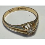 AN 18 CARAT GOLD RING WITH A DIAMOND SOLITAIRE SIZE P GROSS WEIGHT 3.03 GRAMS