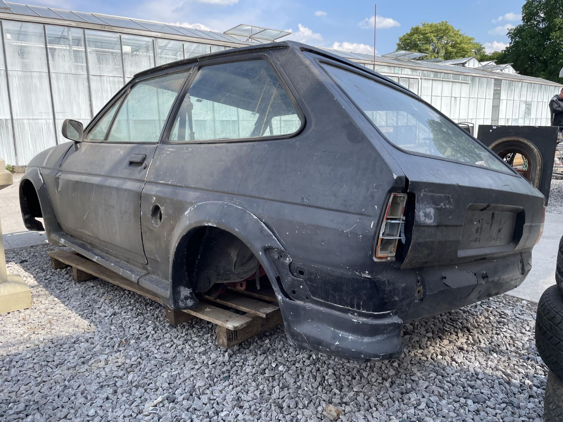 A FORD FIESTA XR2 3 DOOR SALLON CAR FOR A RESTORATION PROJECT COMPLETE WITH VARIOUS SPARE PARTS TO - Bild 7 aus 11