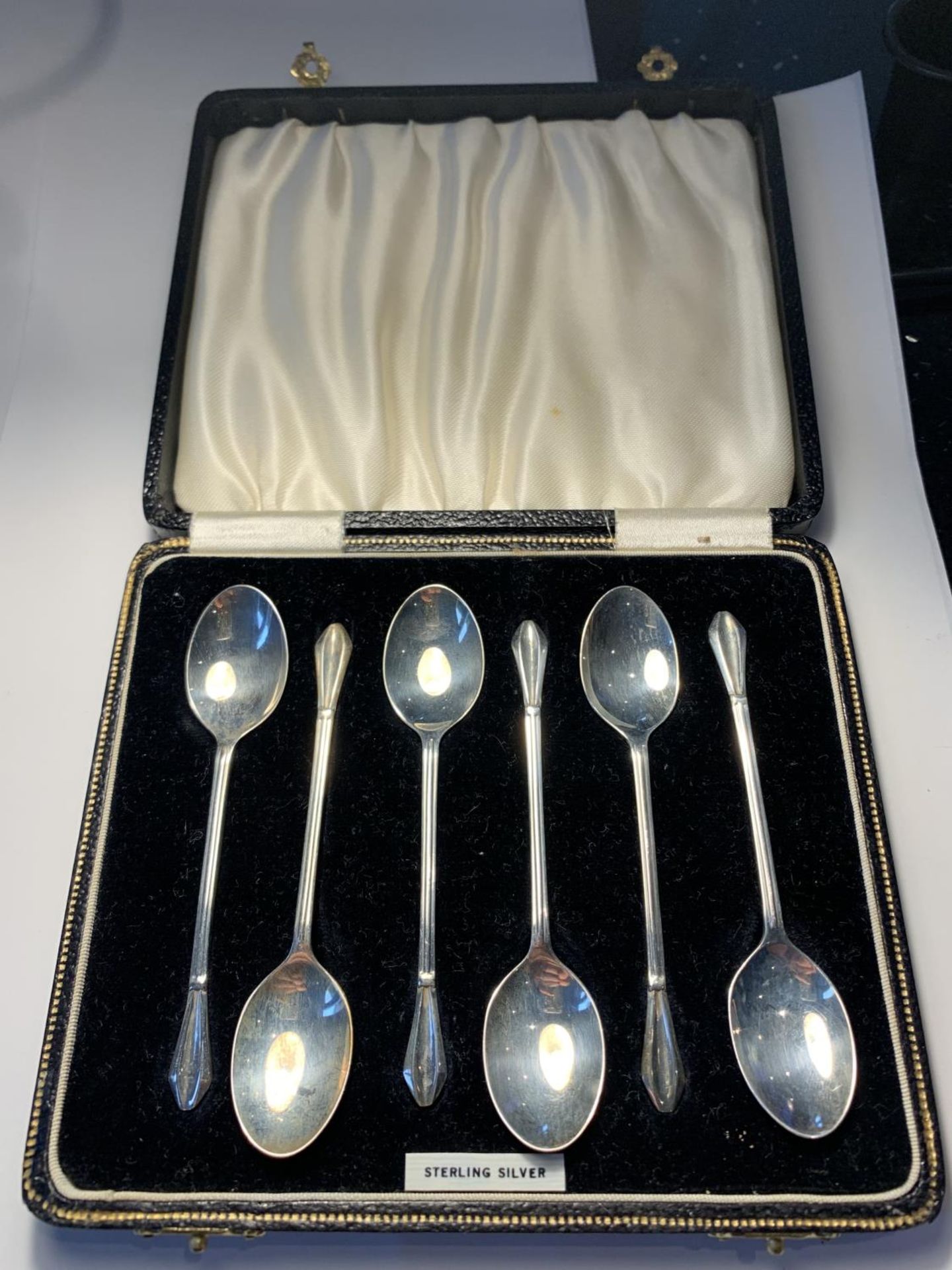 A SET OF SIX HALLMARKED BIRMINGHAM SILVER COFFEE SPOONS IN PRESENTATION CASE