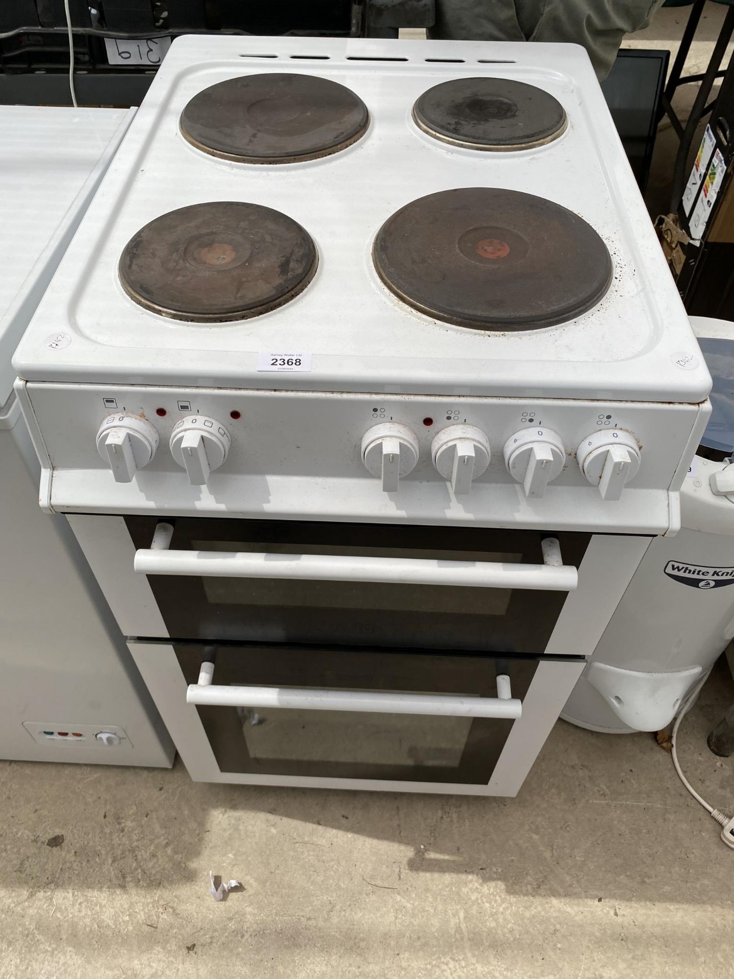 A WHITE AND BLACK FREESTANDING ELECTRIC OVEN AND HOB