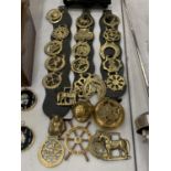 A QUANTITY OF BRASSWARE TO INCLUDE HORSE BRASSES ON MARTINGALES, A HEAVY OWL, BUDDAH, ETC
