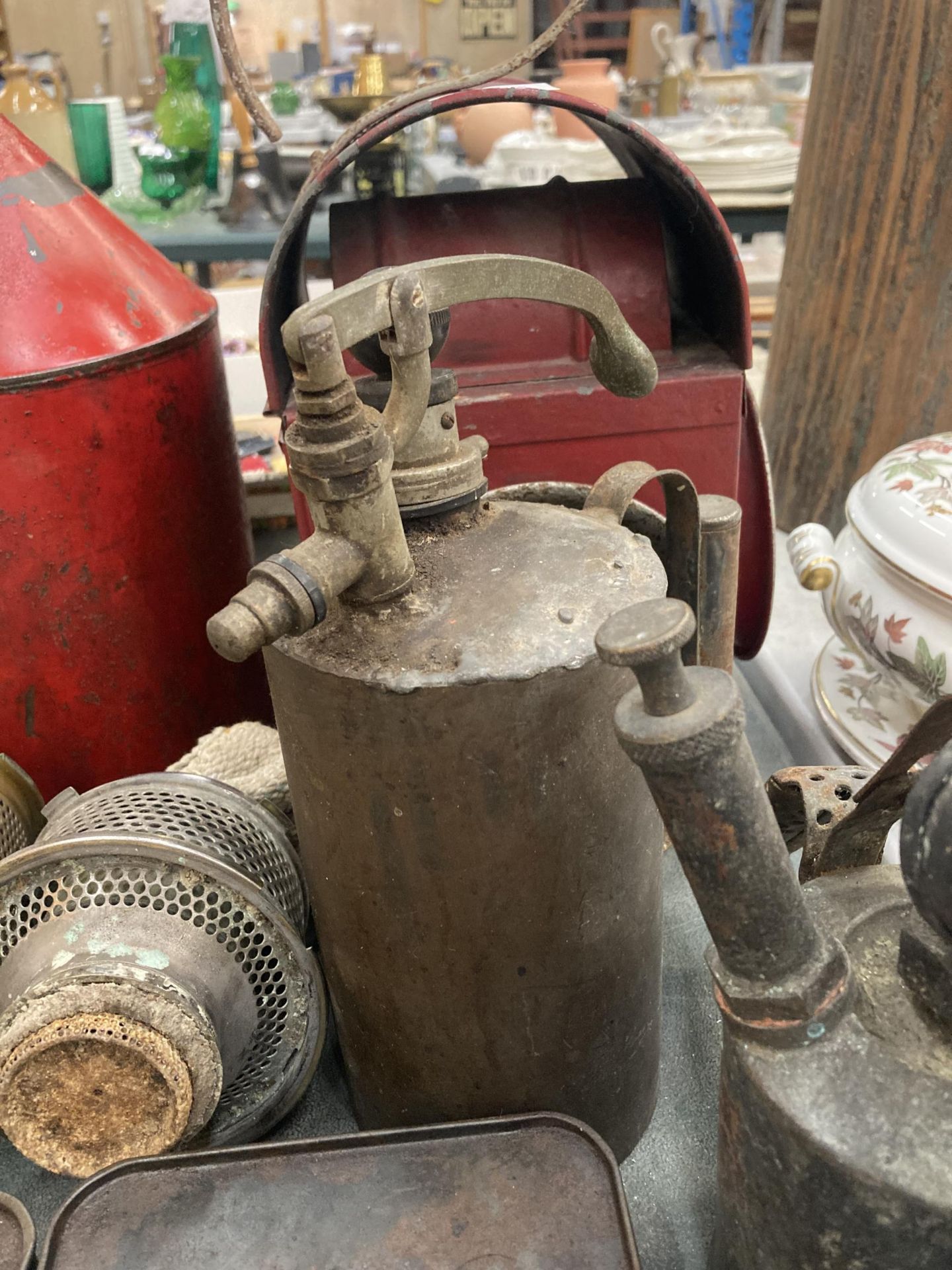 A MIXED LOT OF VINTAGE METAL ITEMS, GAS CAN, BLOW TORCHES, LANTERN ETC - Image 4 of 6