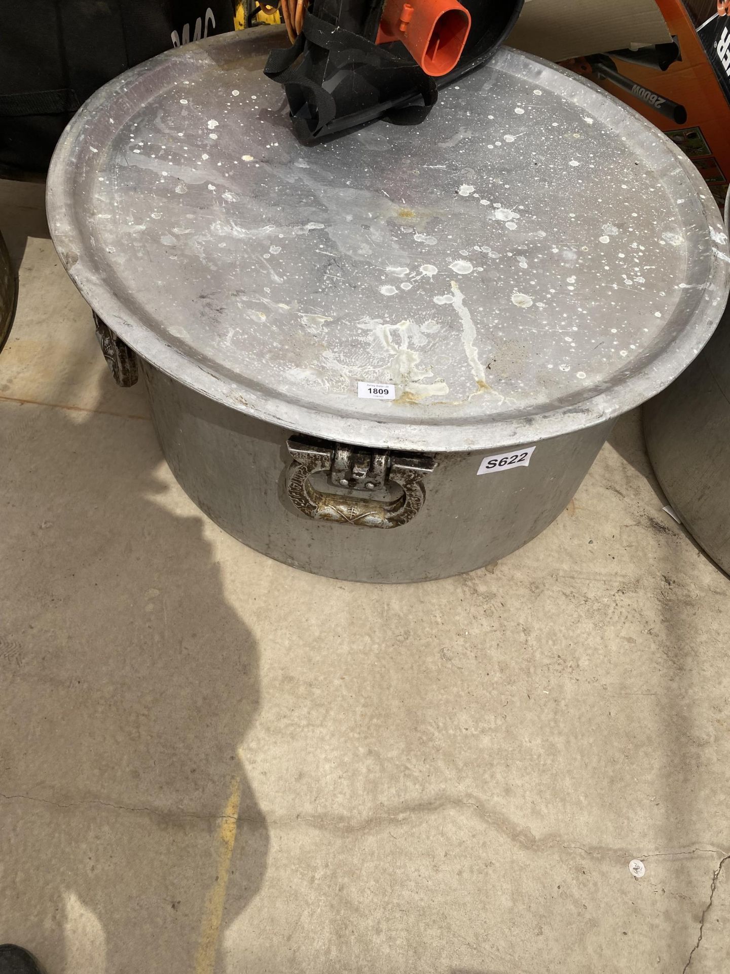 A VERY LARGE STAINLESS STEEL COOKING POT WITH LID