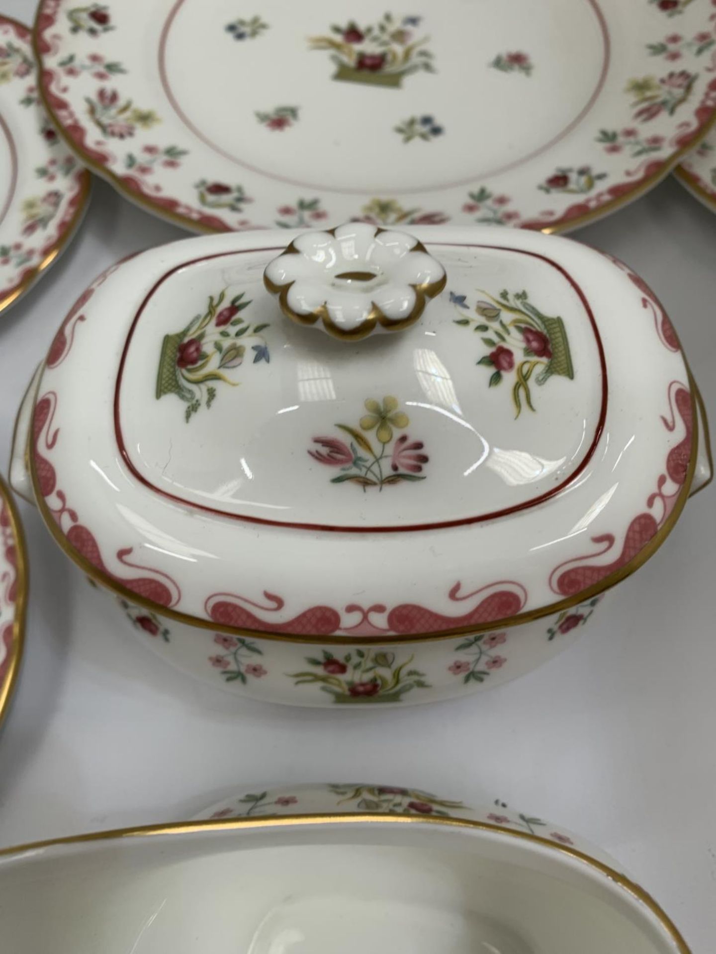 A QUANTITY OF WEDGWOOD 'BIANCA' TO INCLUDE A CAKE PLATE, SIDE PLATES, CREAM JUG AND SUGAR BOWL - Image 3 of 6