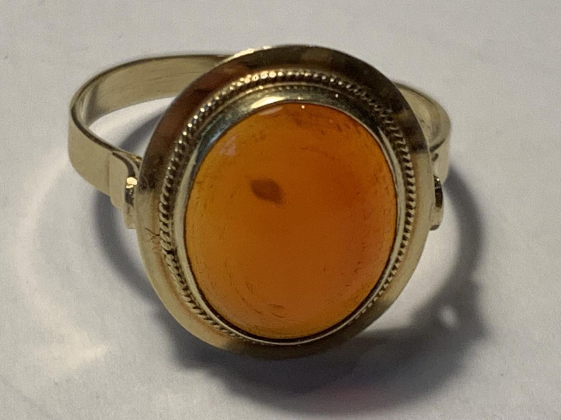 A 14 CARAT GOLD RING WITH AMBER STONE SIZE N GROSS WEIGHT 2.71 GRAMS