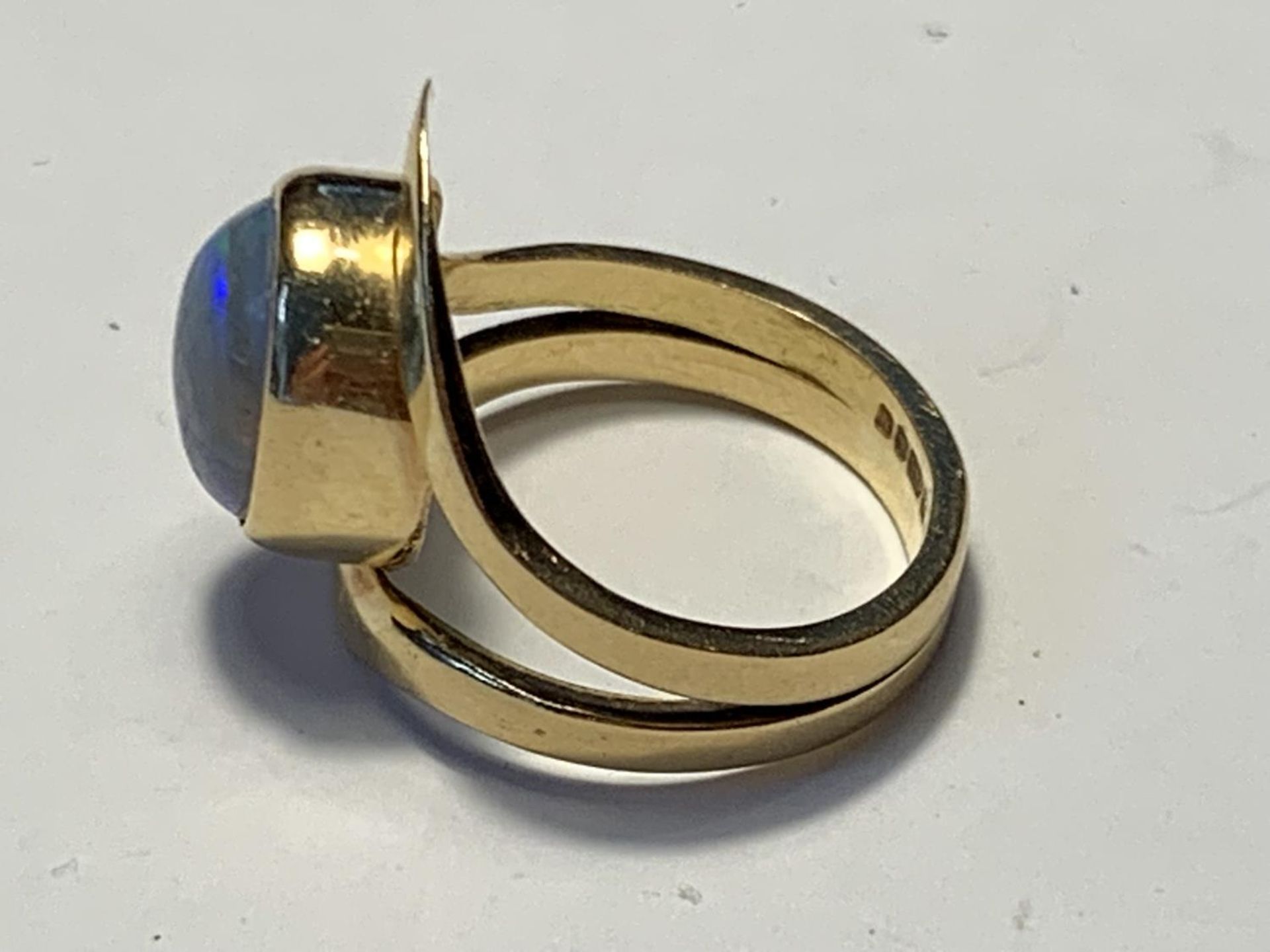 AN 18 CARAT GOLD RING WITH AN OPAL SIZE K/L GROSS WEIGHT 6.33 GRAMS - Image 2 of 4