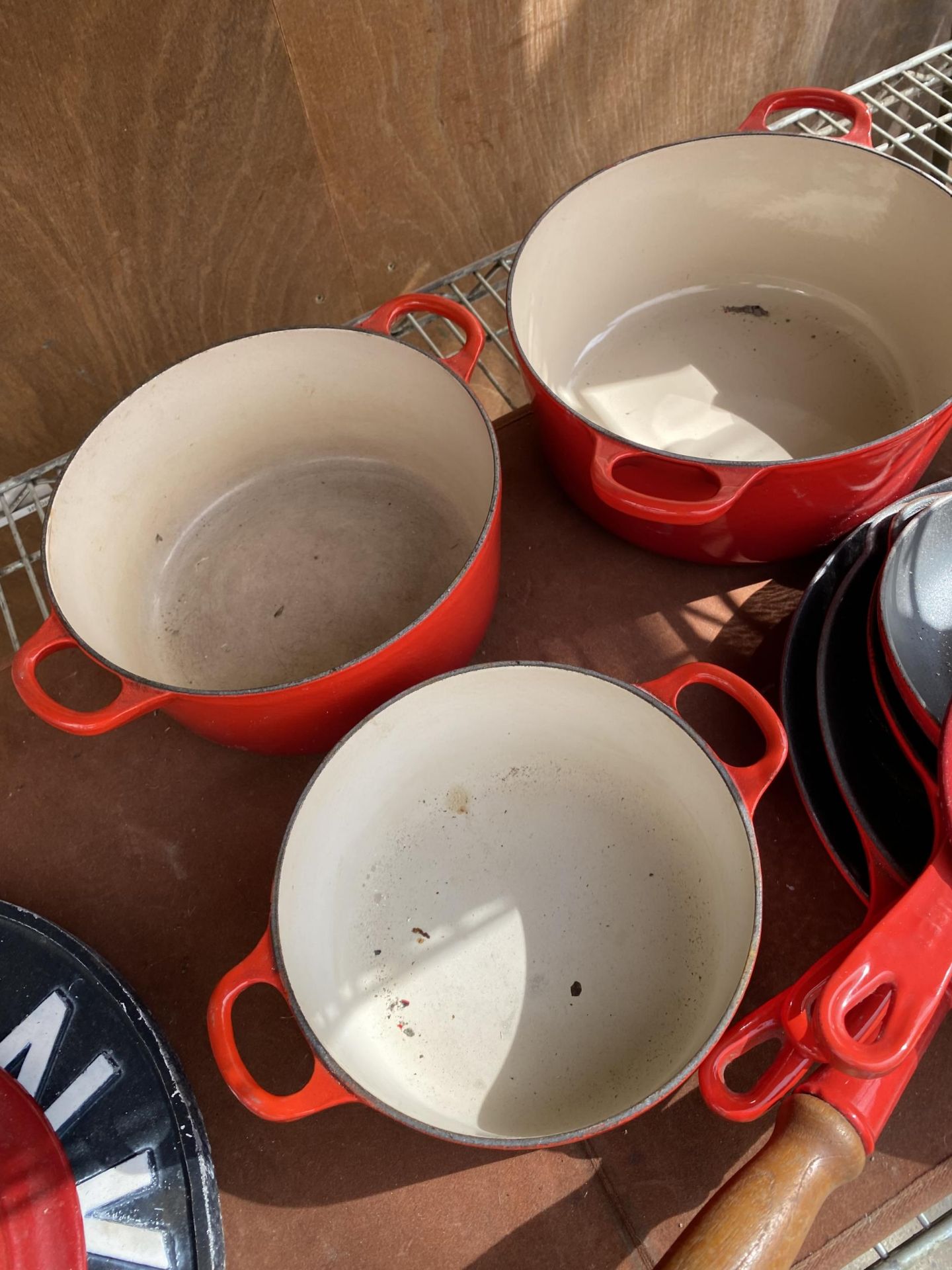A RED LE CREUSET PAN SET WITH THREE CASAROLE DISHES, FOUR FRYING PANS AND A KETTLE - Image 3 of 5