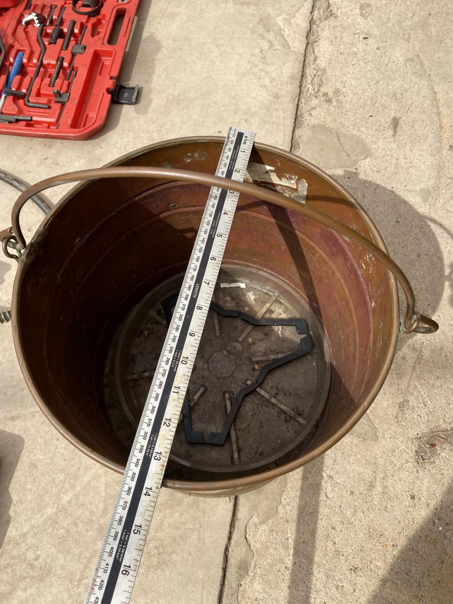 A VINTAGE COPPER AND BRASS COAL BUCKET - Image 3 of 3