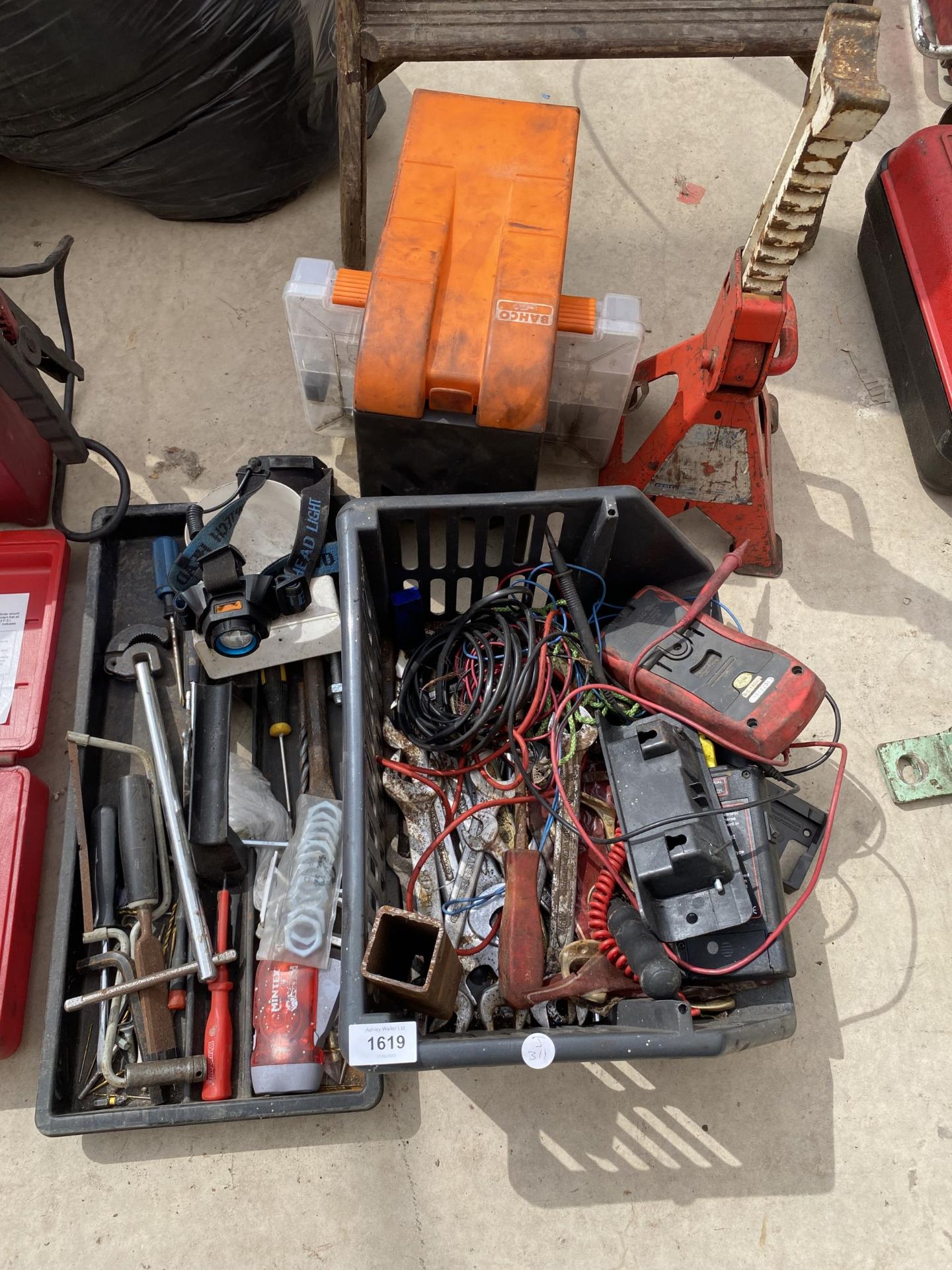 AN ASSORTMENT OF TOOLS TO INCLUDE AN AXEL STAND AND ELECTRIC TESTERS ETC