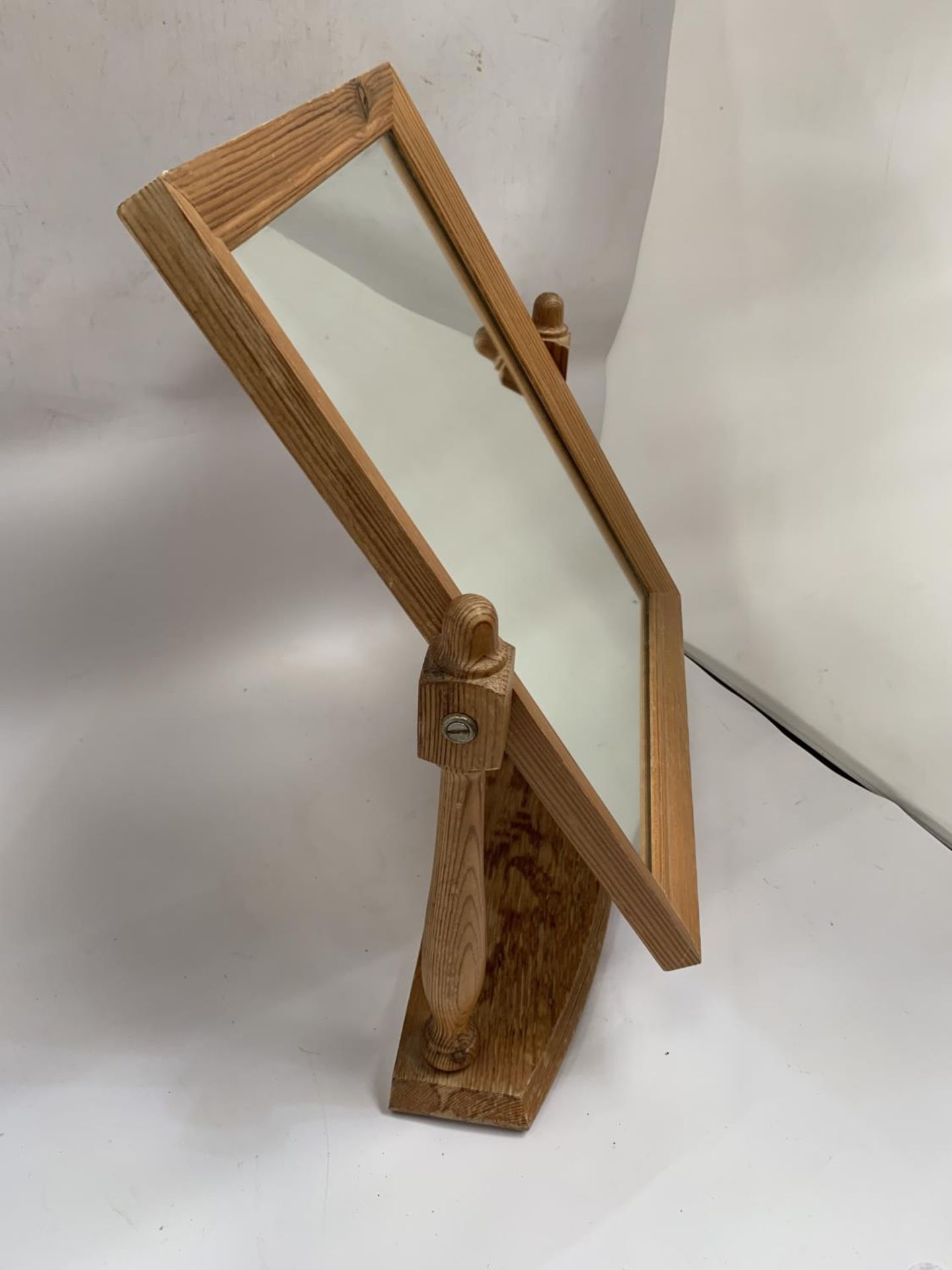 A PINE FRAMED DRESSING TABLE MIRROR - Image 2 of 3