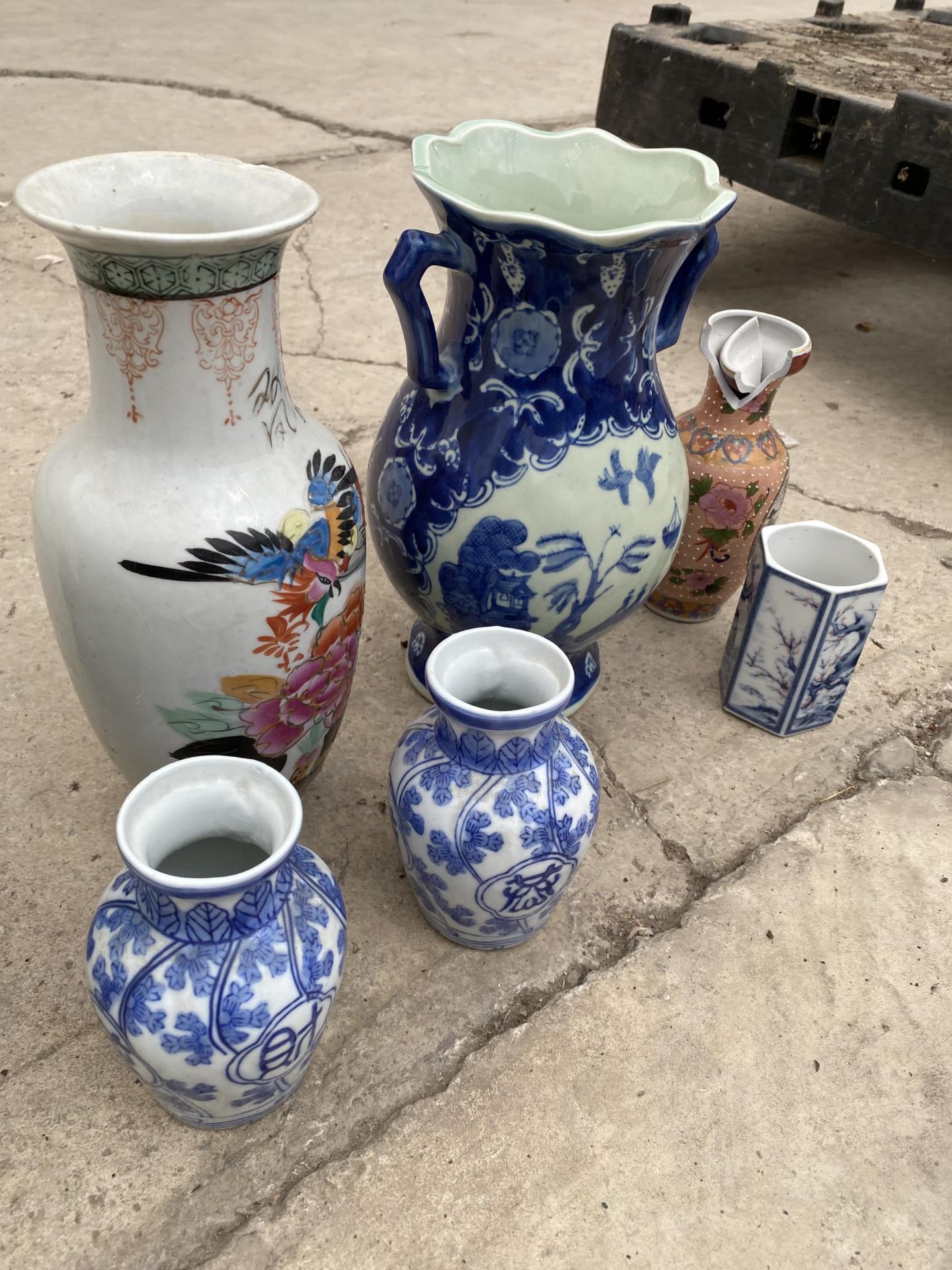 AN ASSORTMENT OF ORIENTAL CERAMICS TO INCLUDE FOO DOGS(ONE A/F), AND VASES (ONE A/F) - Image 3 of 3