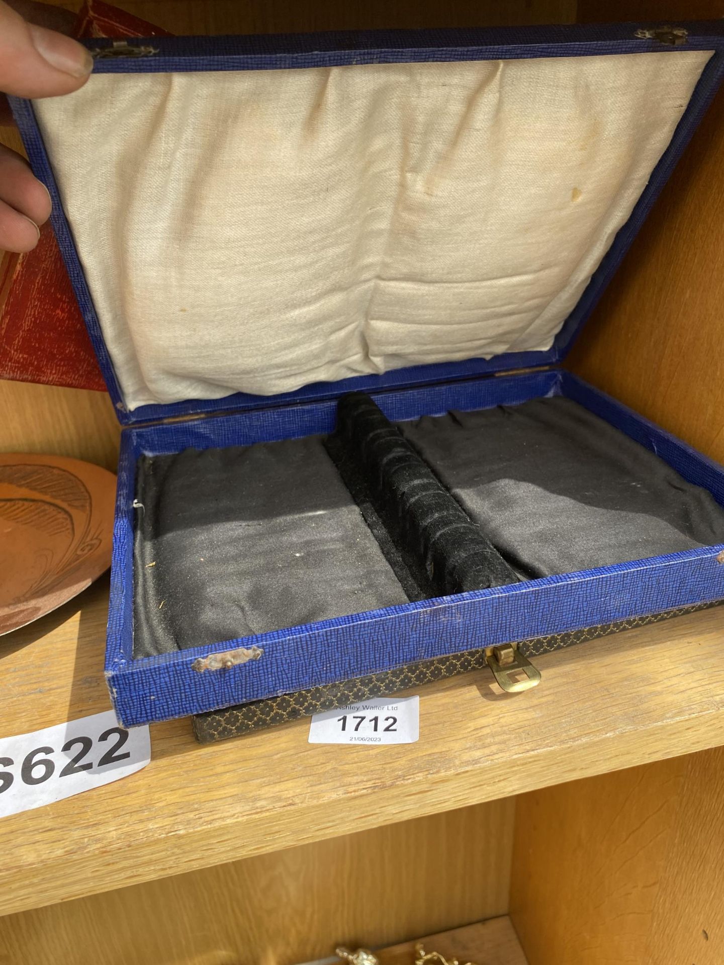 AN ASSORTMENT OF ITEMS TO INCLUDE THREE FLATWARE CASES, A MINIATURE BRASS BATH AND A COPPER PLATE - Image 5 of 5