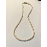 A STRING OF PEARLS WITH A 9 CARAT GOLD CLASP