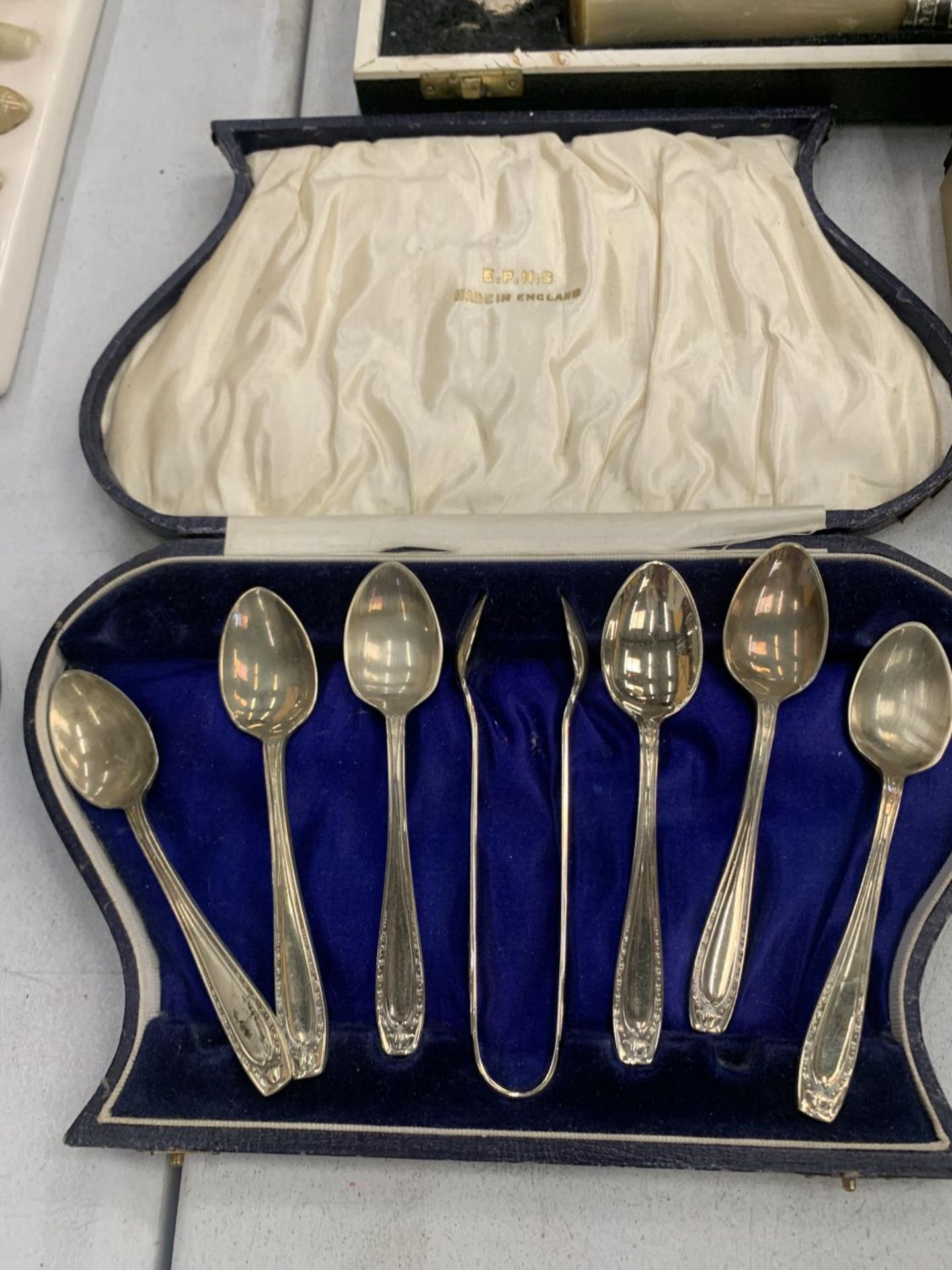 FOUR CASED VINTAGE SILVER PLATED FLATWARE SETS, BERRY SPOONS, ARTHUR PRICE ETC - Image 3 of 5